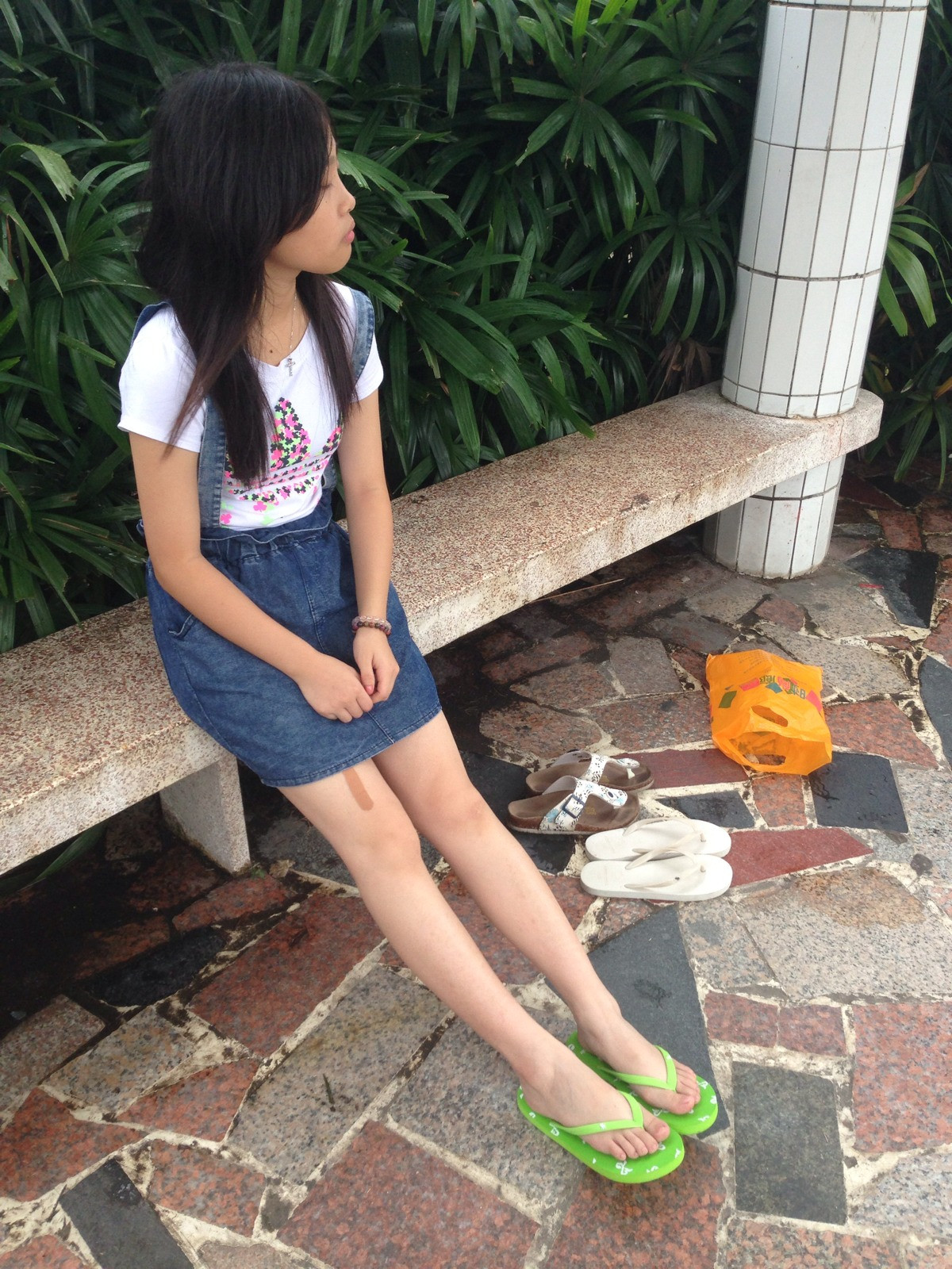 《圆圆裸足凉拖》作品图