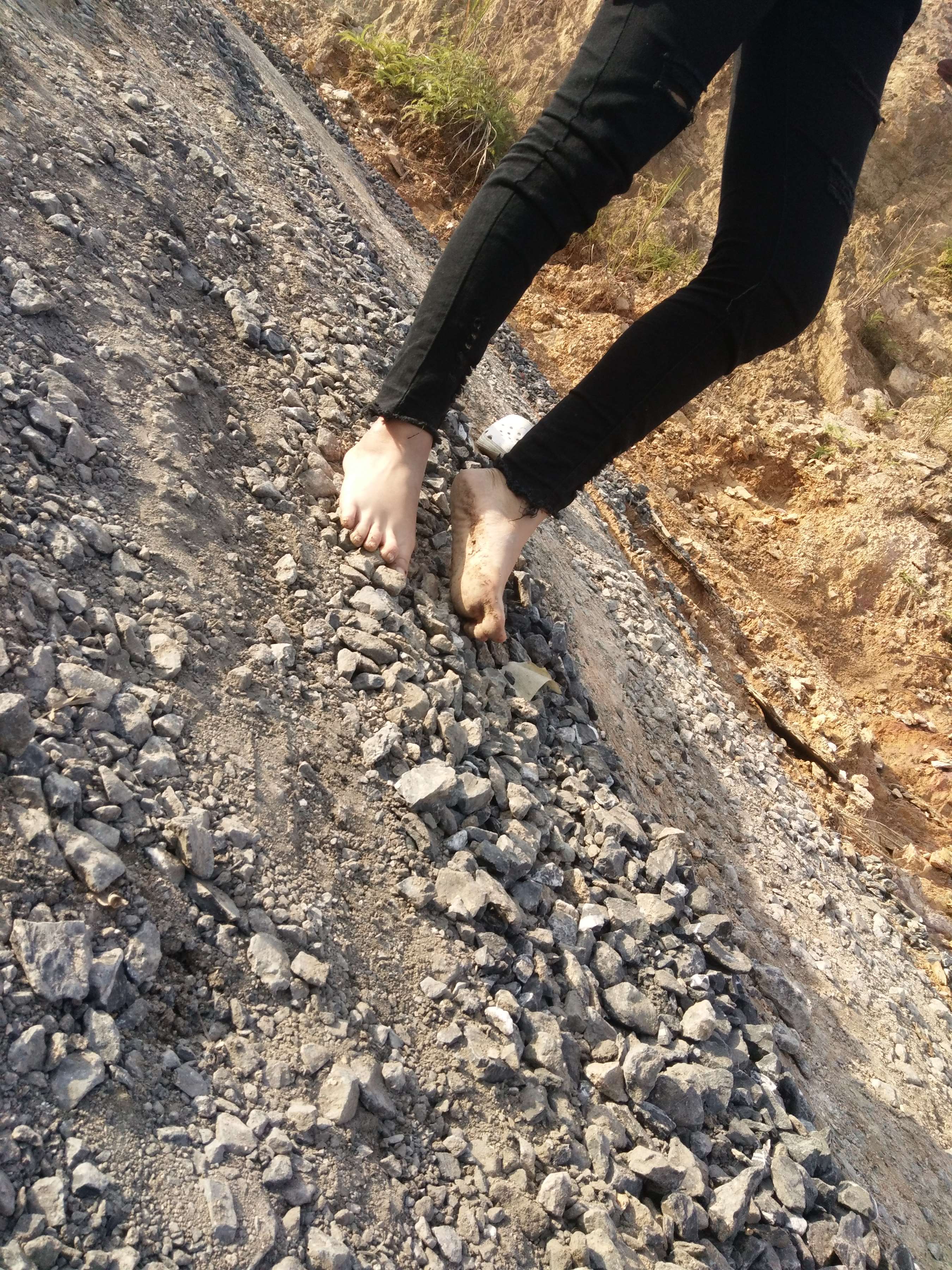 《粉鞋姑娘踩黑泥石子【套图+视频12个】》作品图