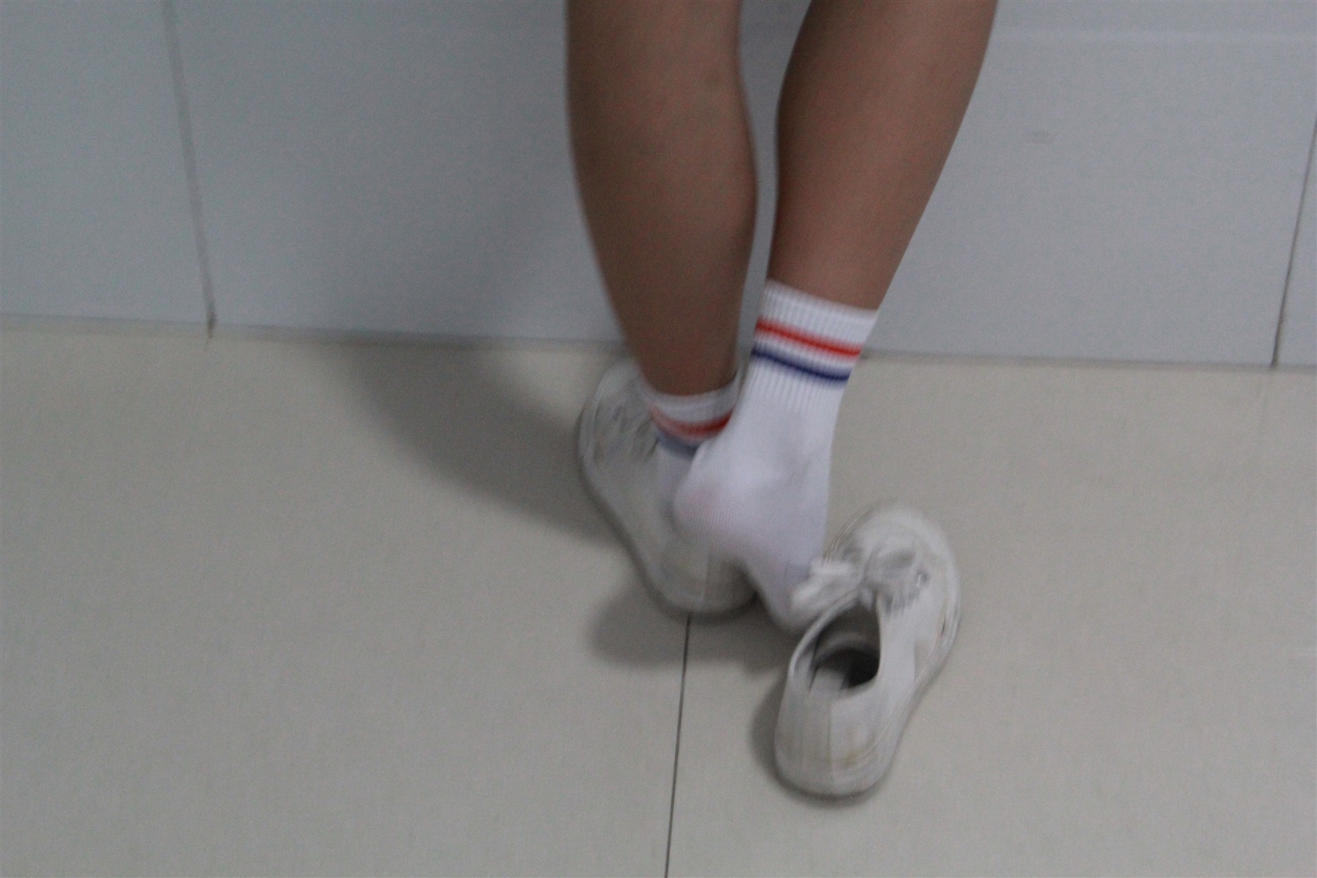 《学院楼道脏脏的板鞋の棉袜脚+视频7个》作品图