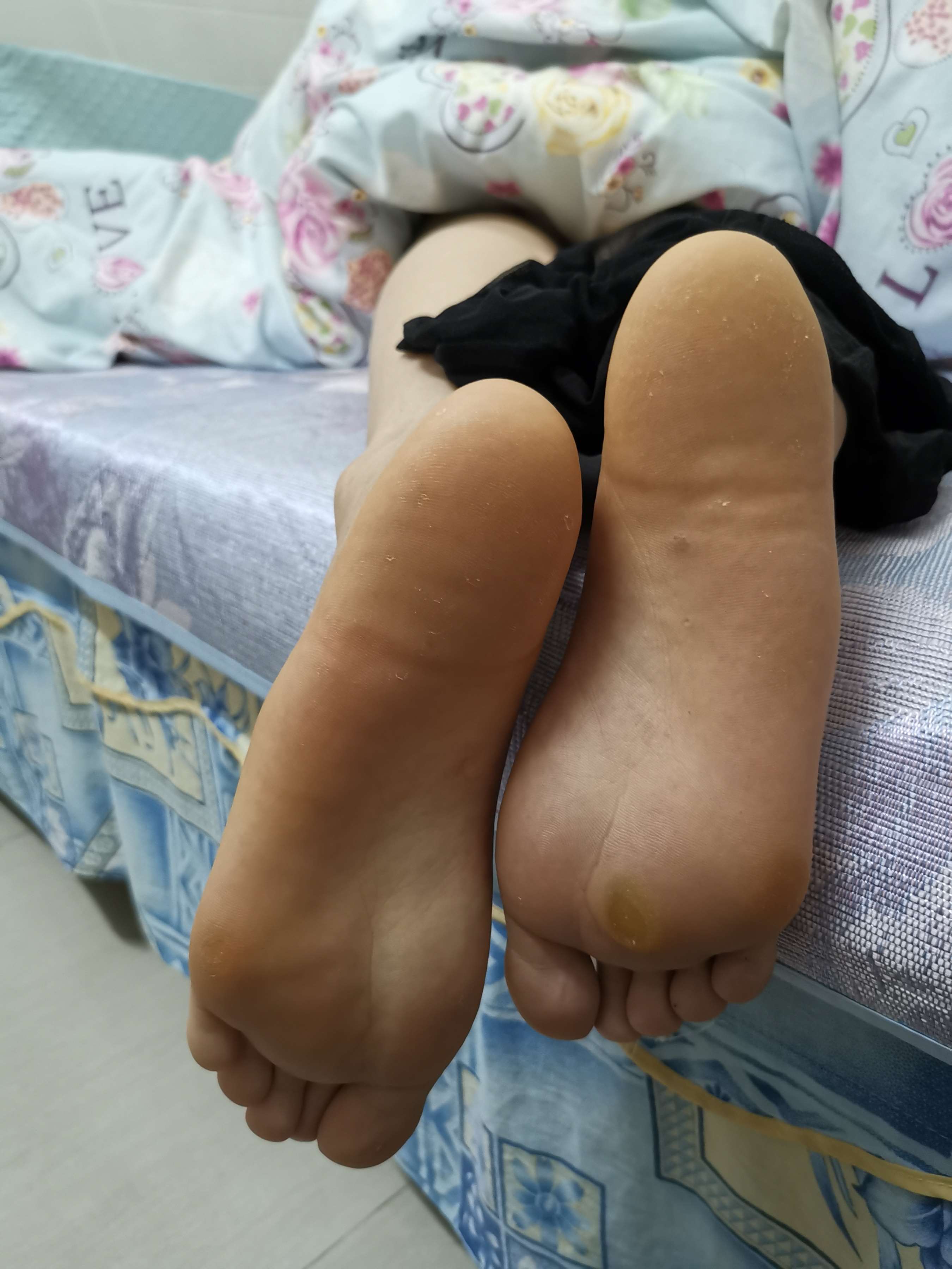 《Lucky脱黑丝展嫩足》作品图