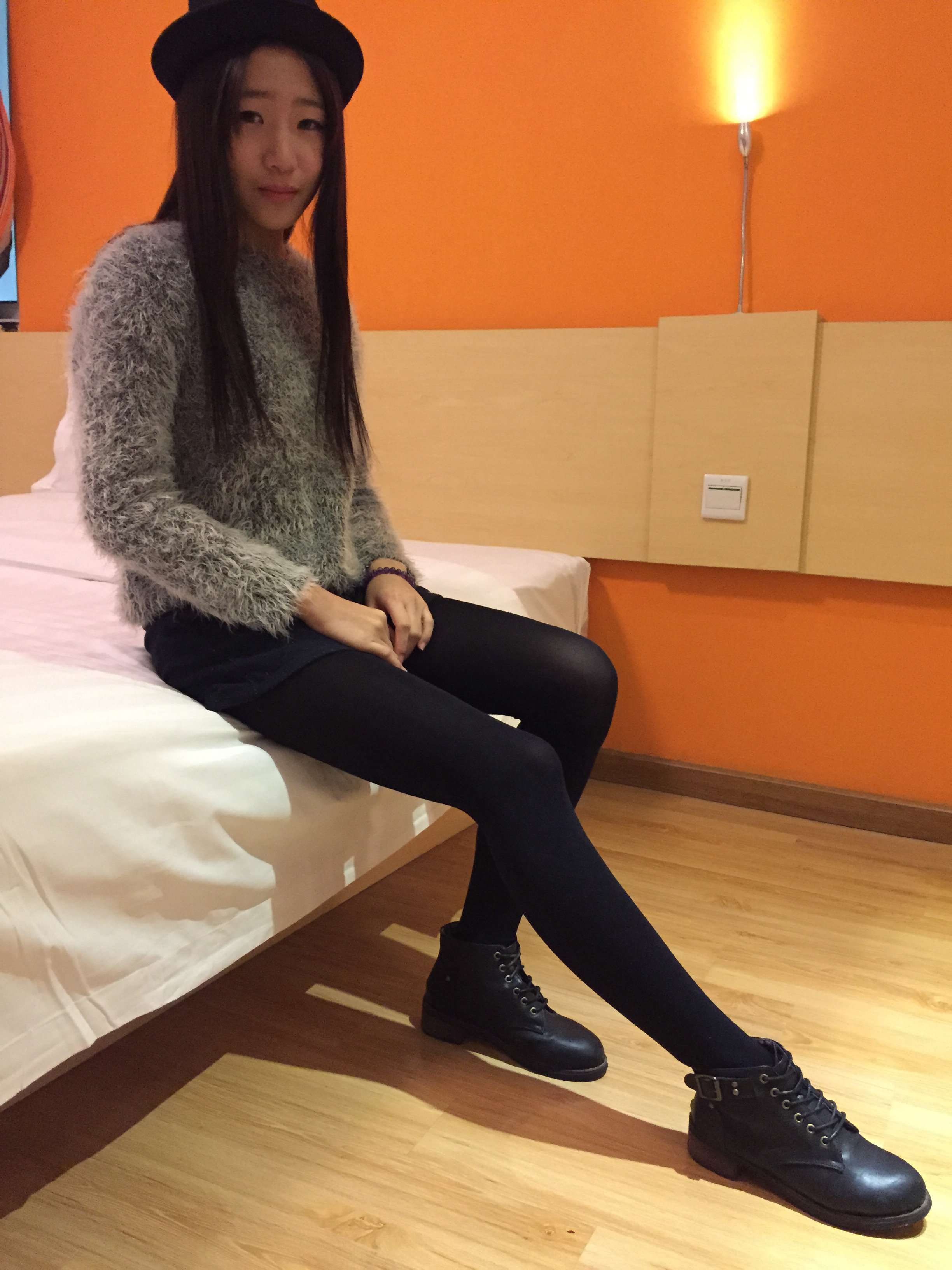 《开洞黑丝脚丫》作品图