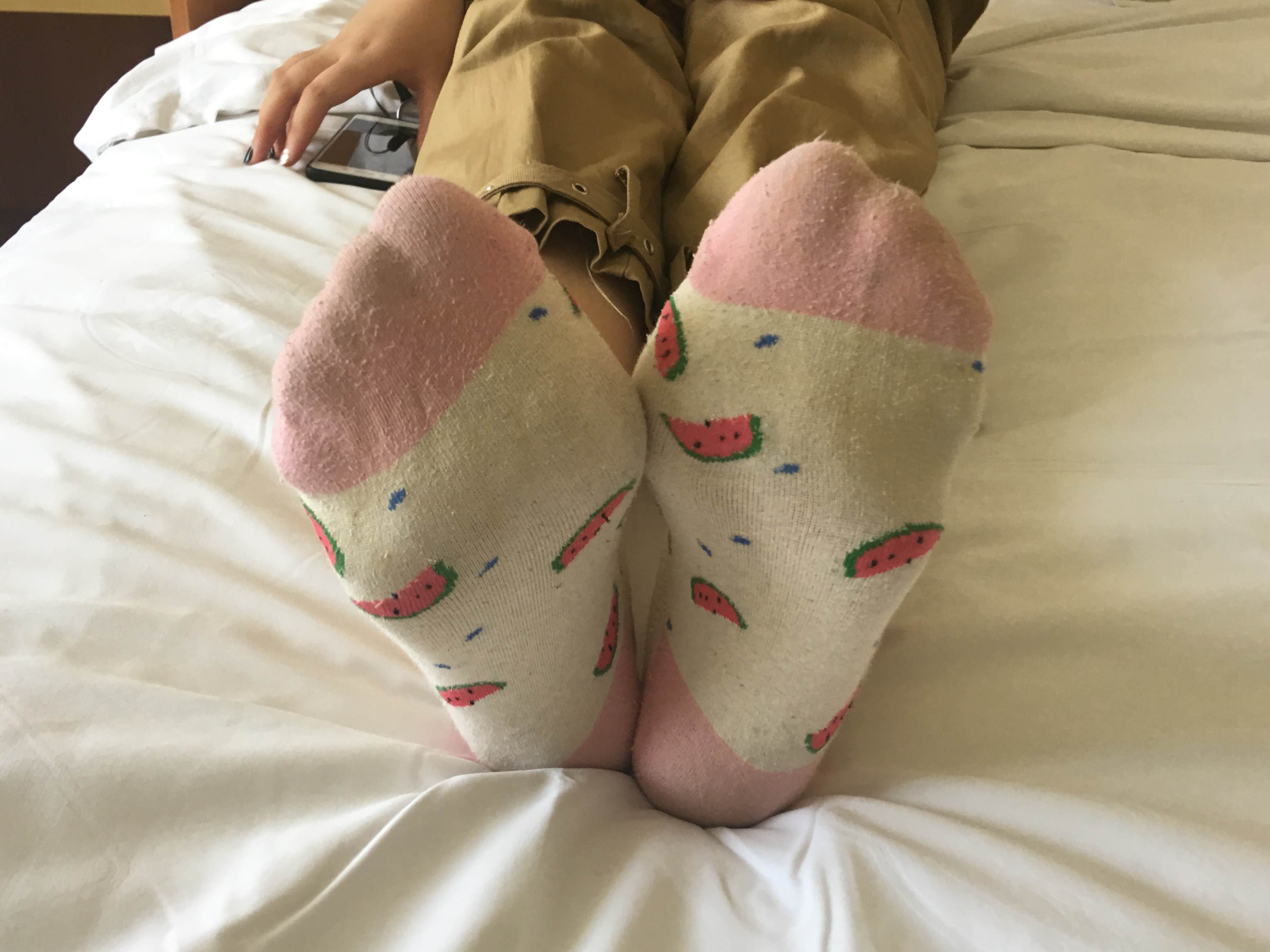 《肉肉少女的发黄开洞棉袜脚丫》作品图