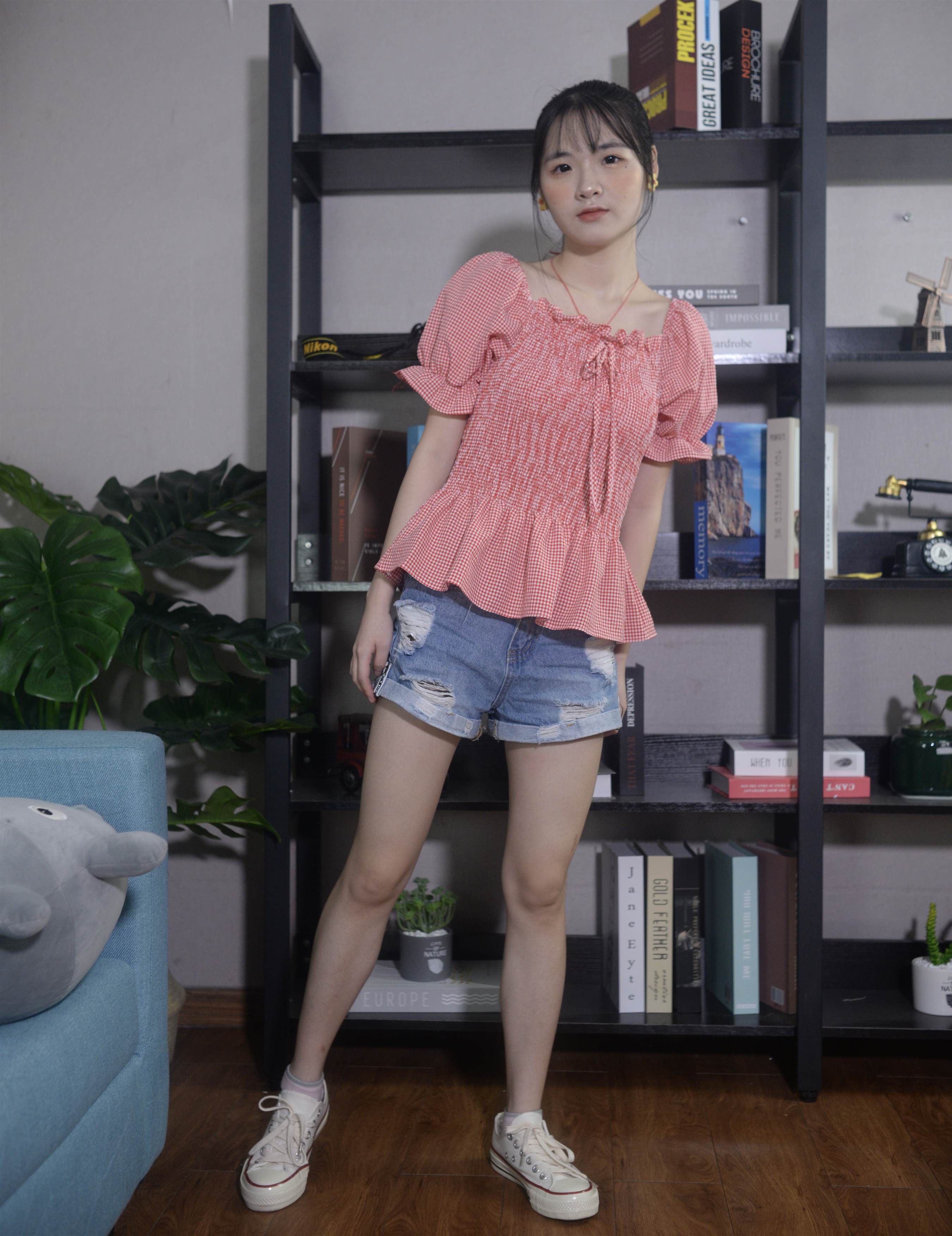 《学妹帆布鞋の棉袜脚丫【视频1个网盘下载】》作品图