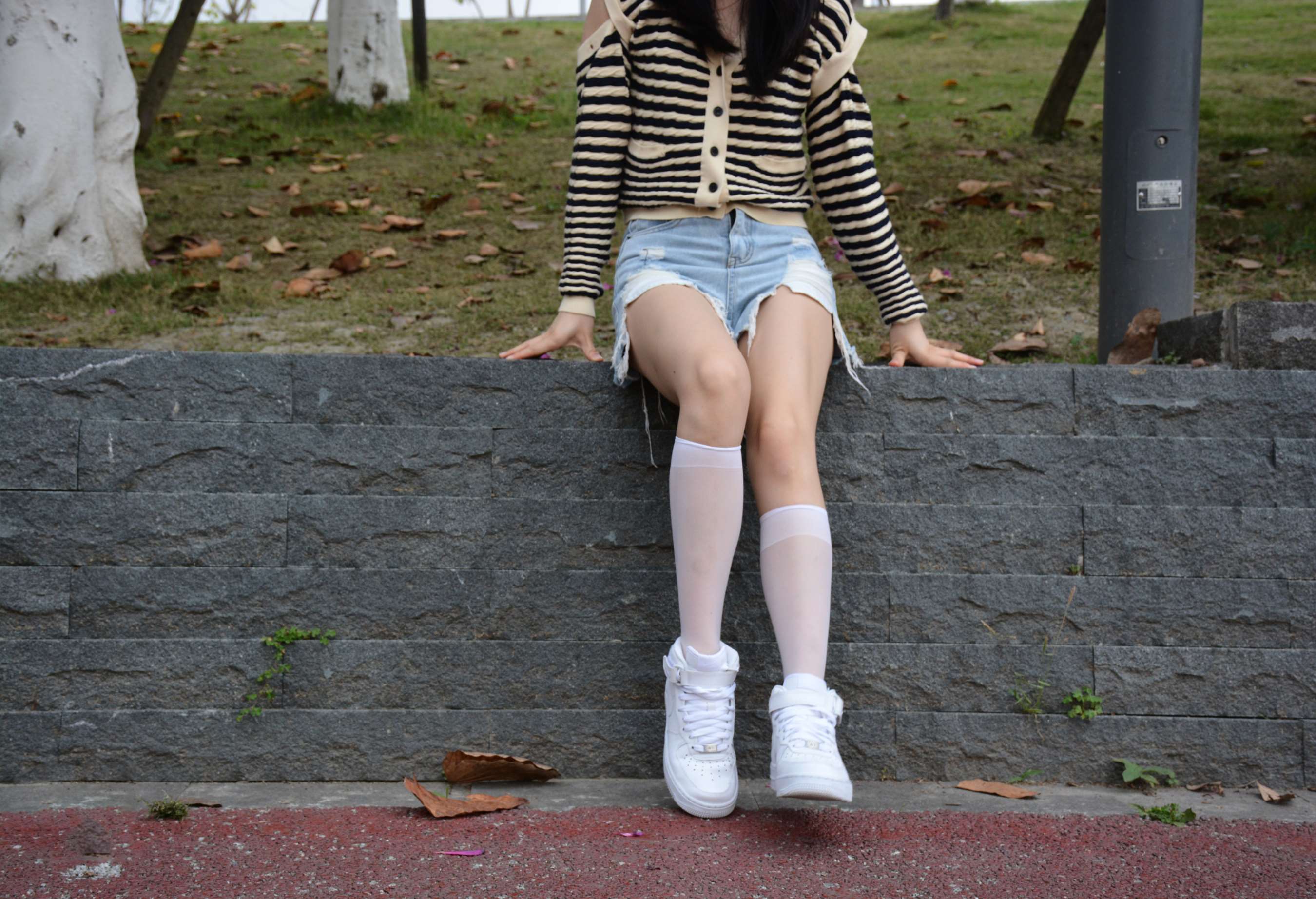 《夕阳下少女热裤の白丝脚丫》作品图