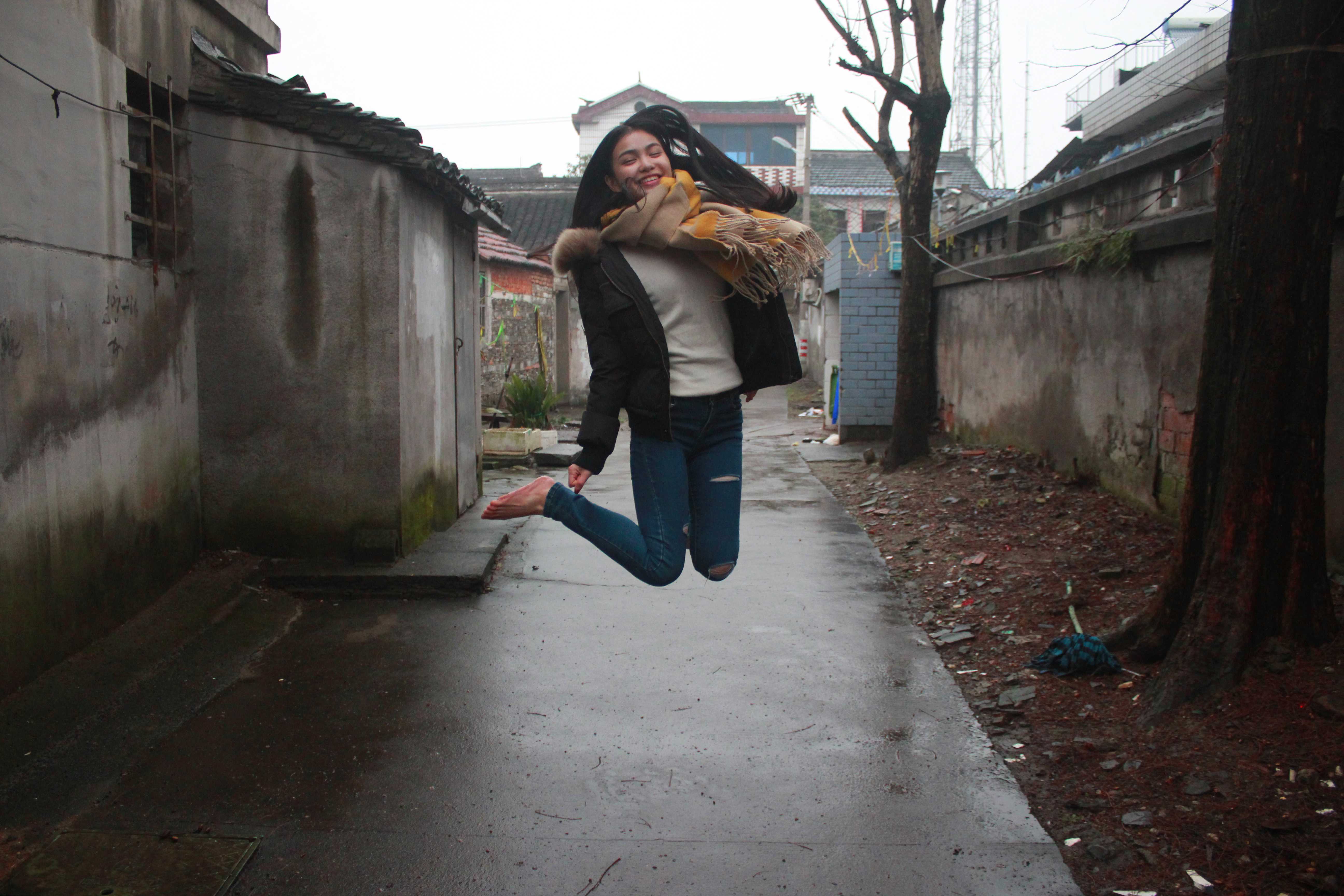 《花意瑶冬天午饭后赤脚》作品图