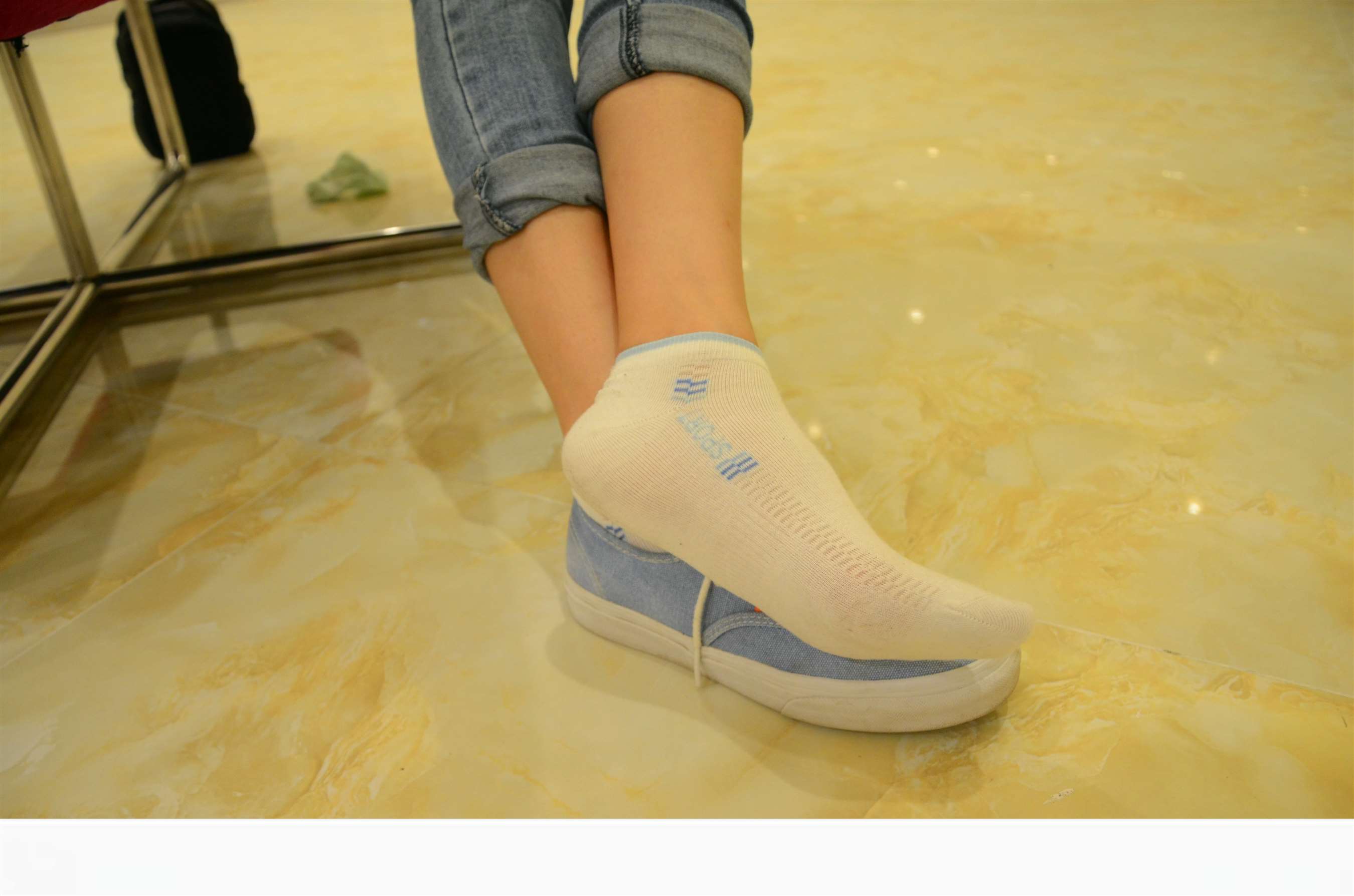 《爱笑的眼镜女孩》作品图