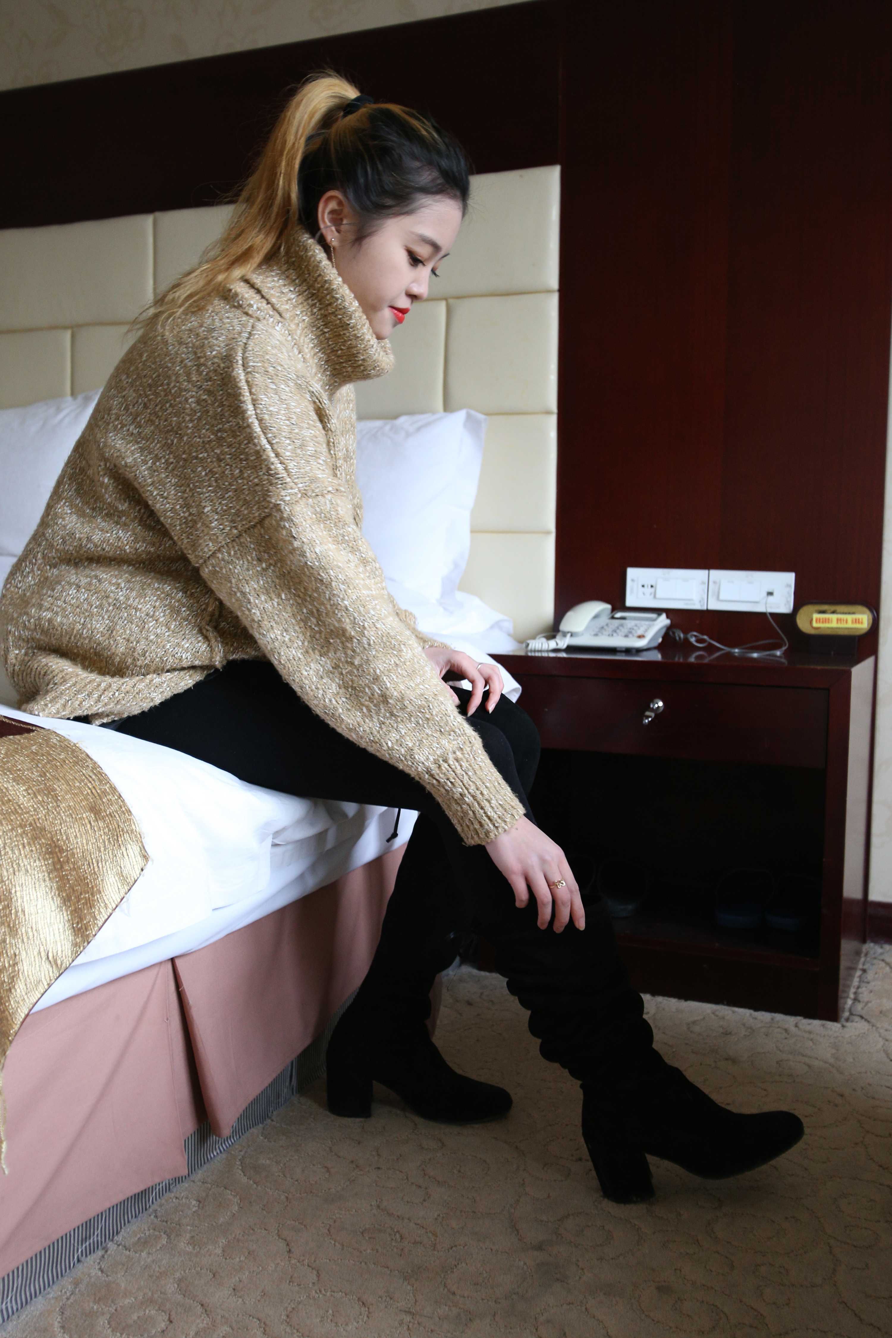 《小性感妹の黑厚丝脚丫+视频两部》作品图