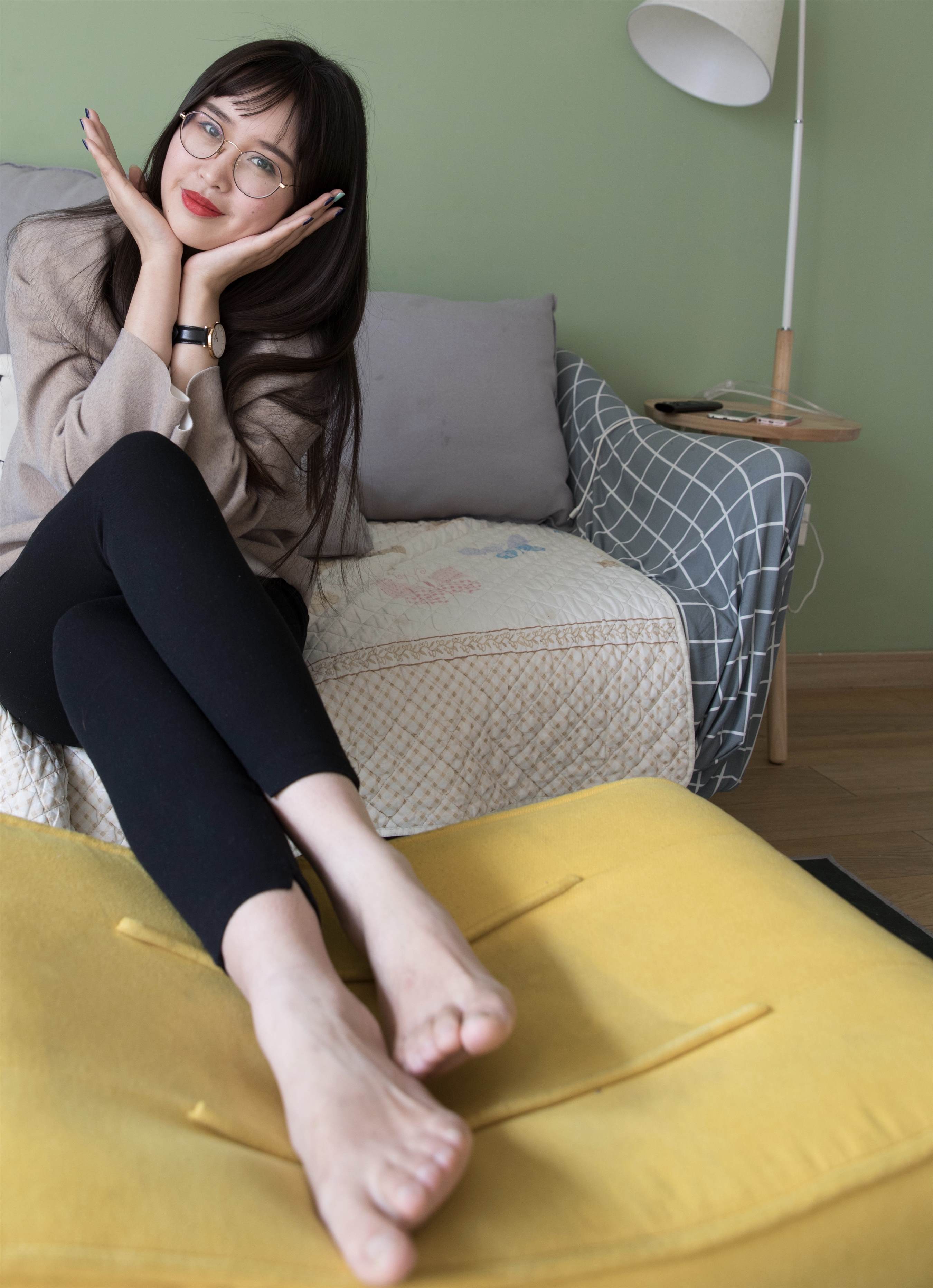 《眼镜妹的运动鞋の棉袜脚丫+视频1个》作品图