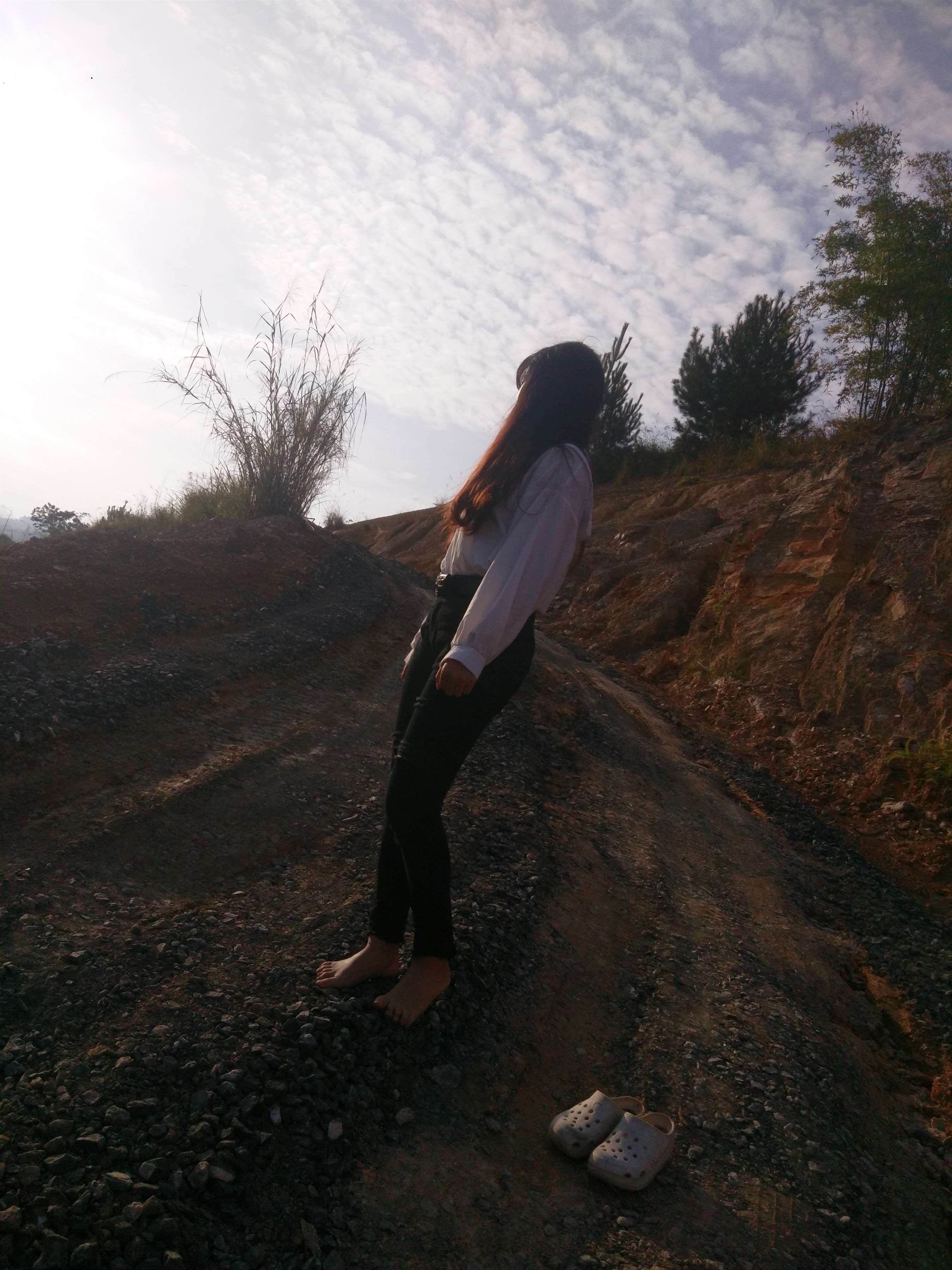 《粉鞋姑娘踩黑泥石子【套图+视频12个】》作品图