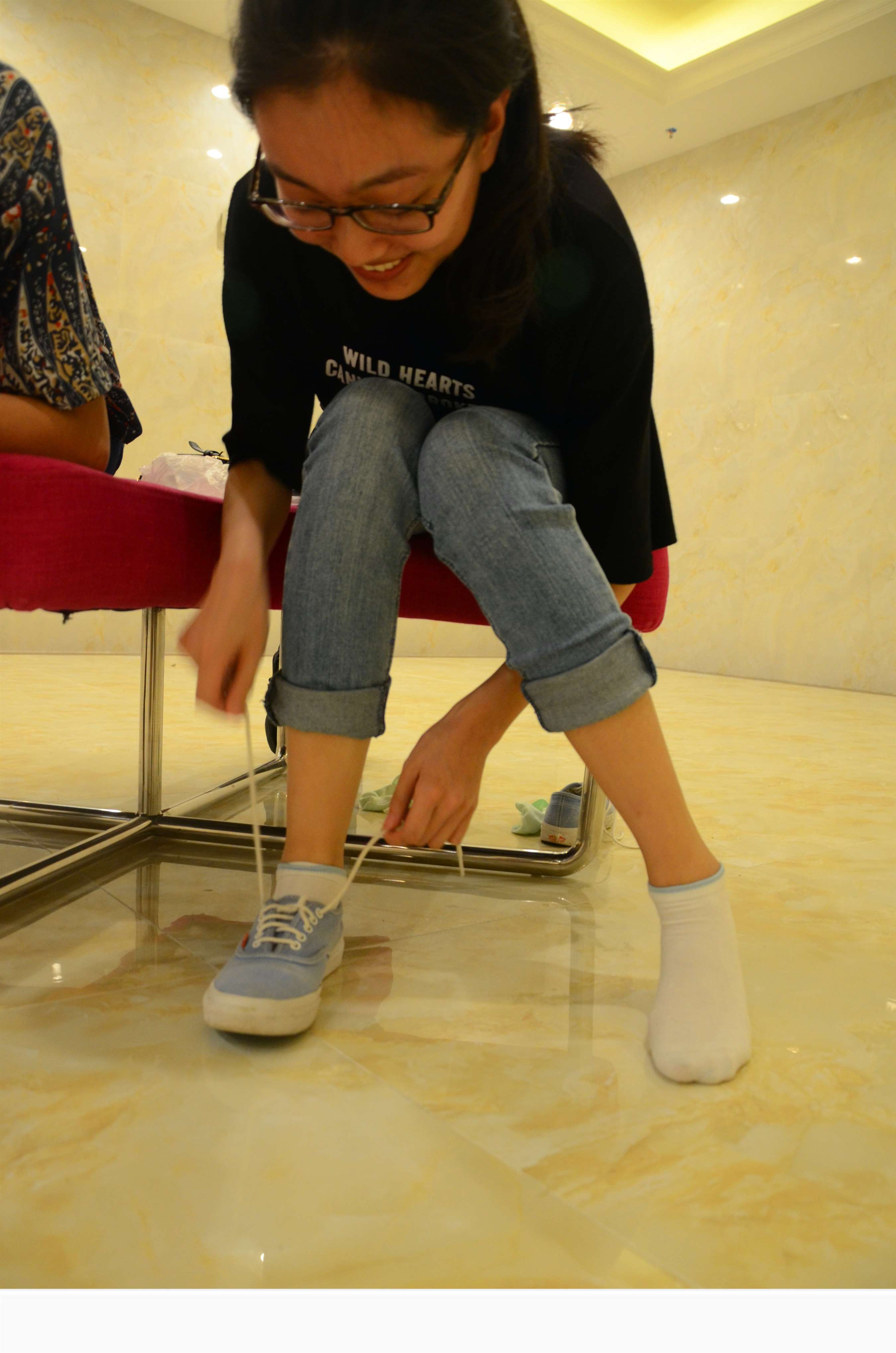 《爱笑的眼镜女孩》作品图