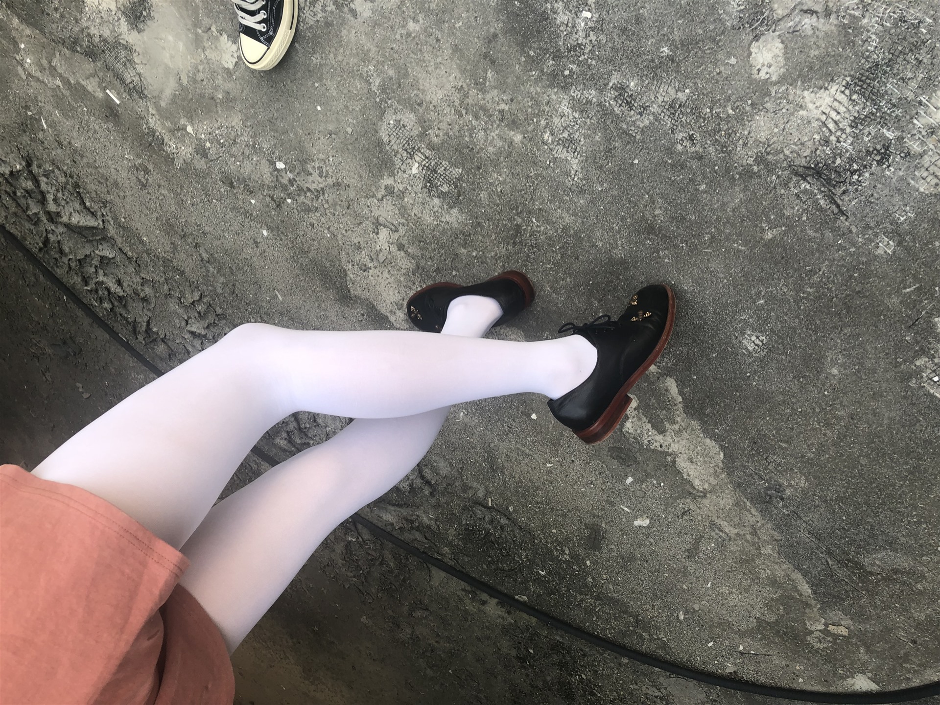 《天台皮鞋丝袜脚》作品图