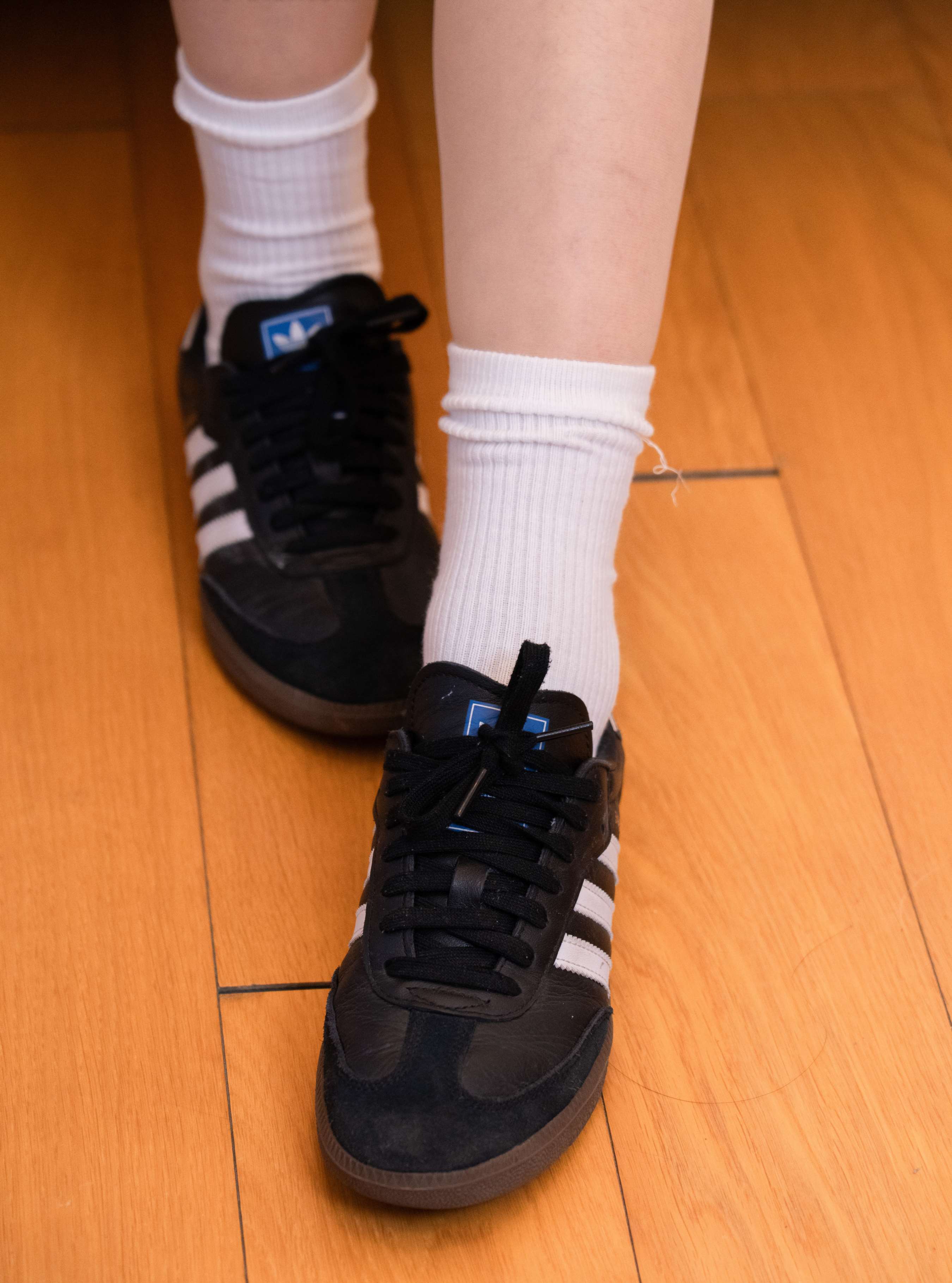 《思思小雨-运动鞋、白棉袜、肉丝》作品图