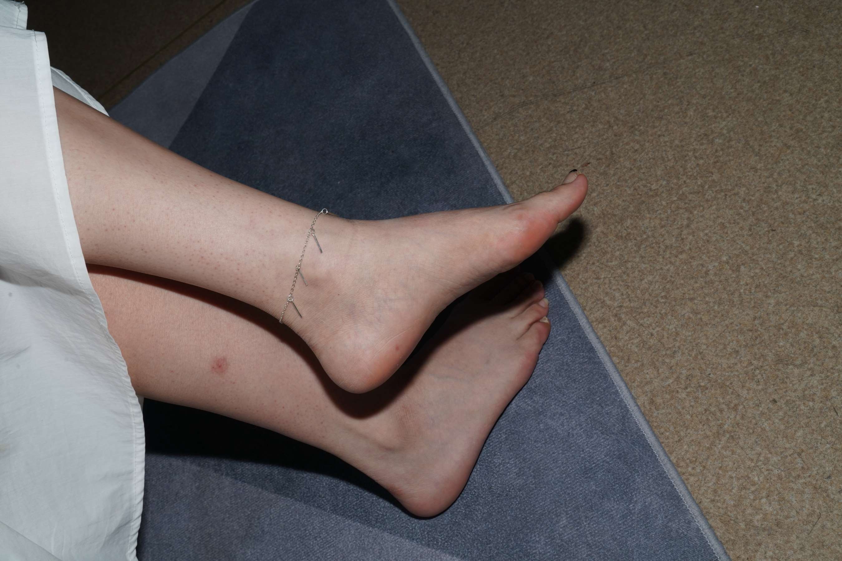 《燕萍展示37码美脚》作品图