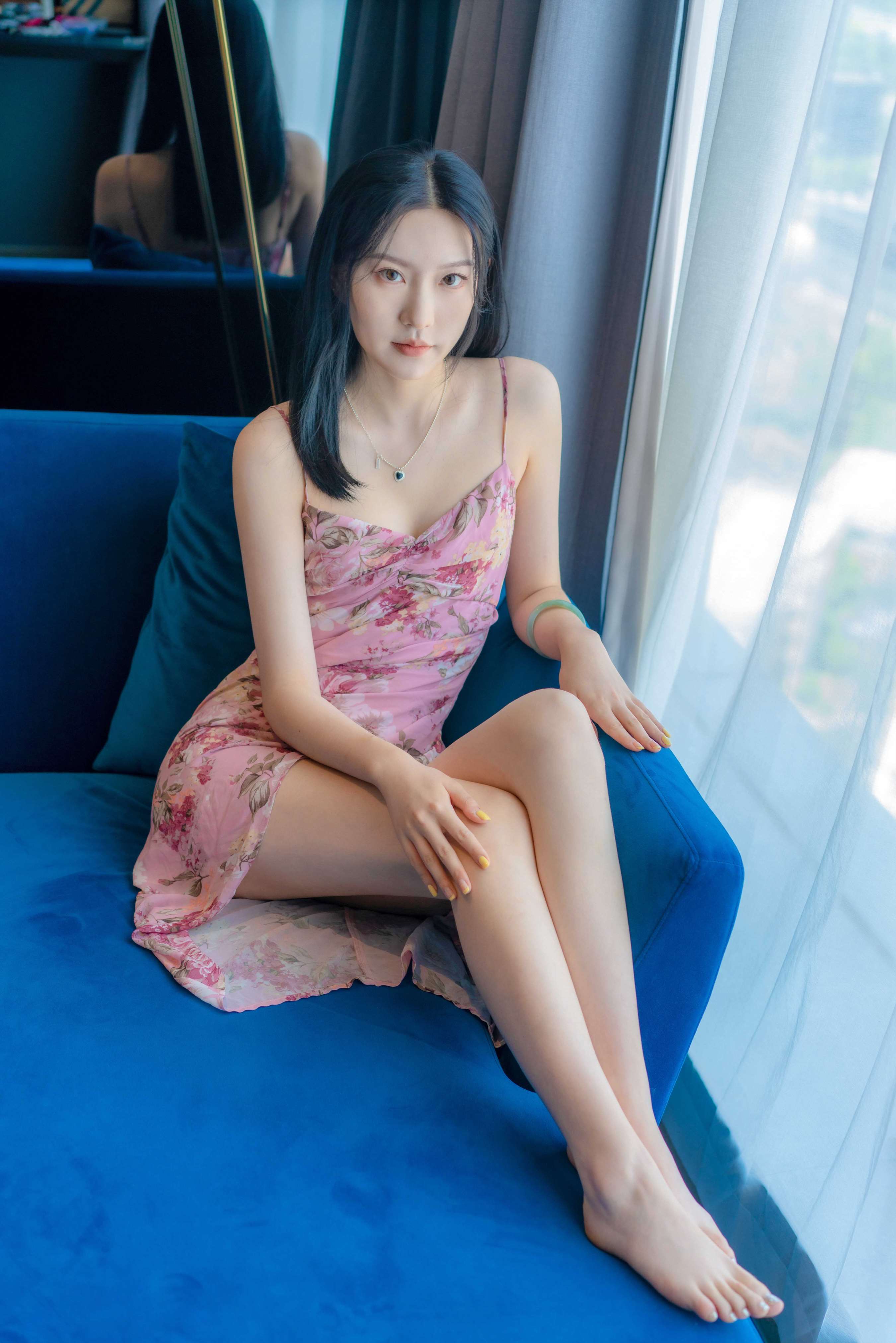 《李芊儿-花裙下的美足》作品图