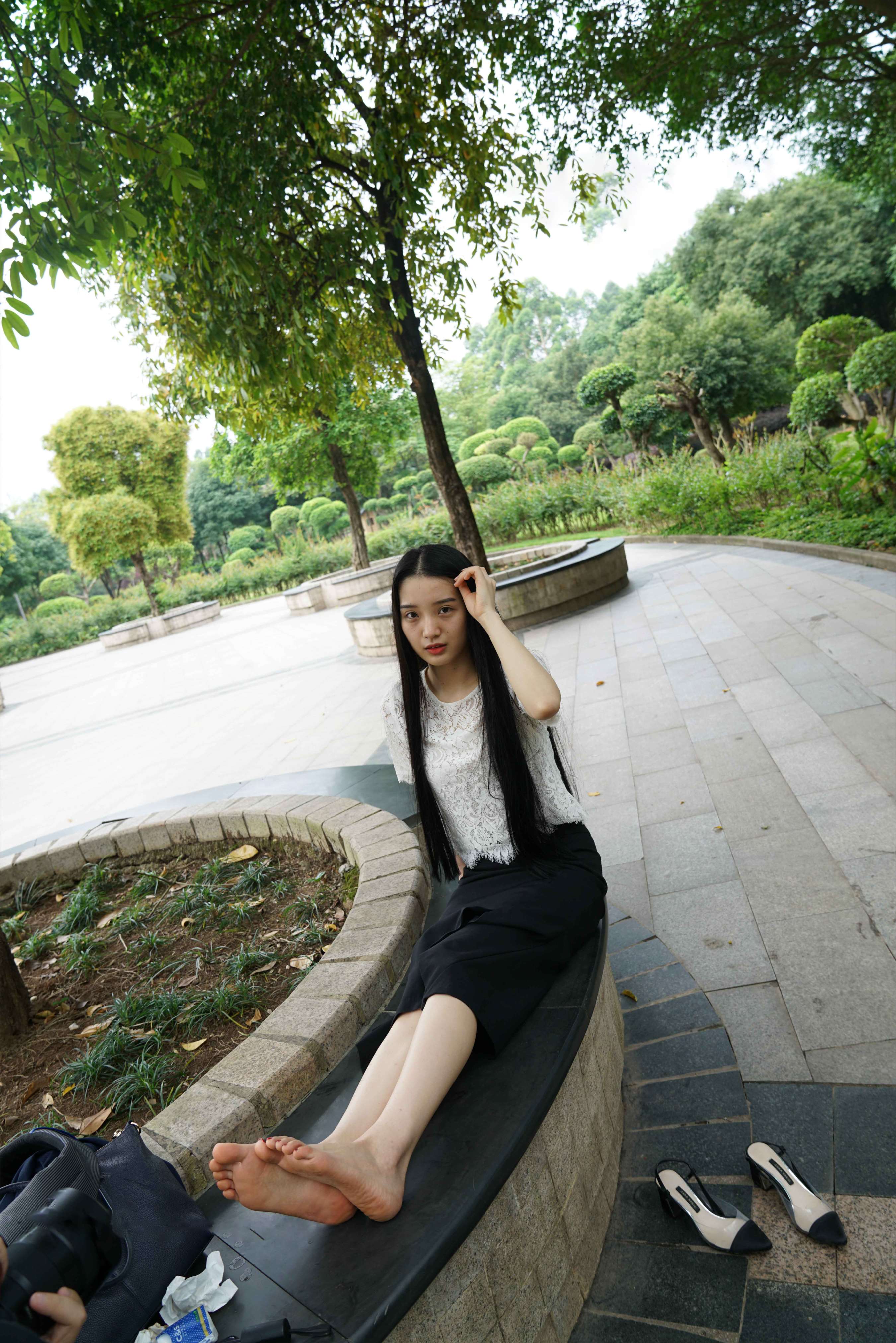 《小姐姐公园展高跟嫩足》作品图