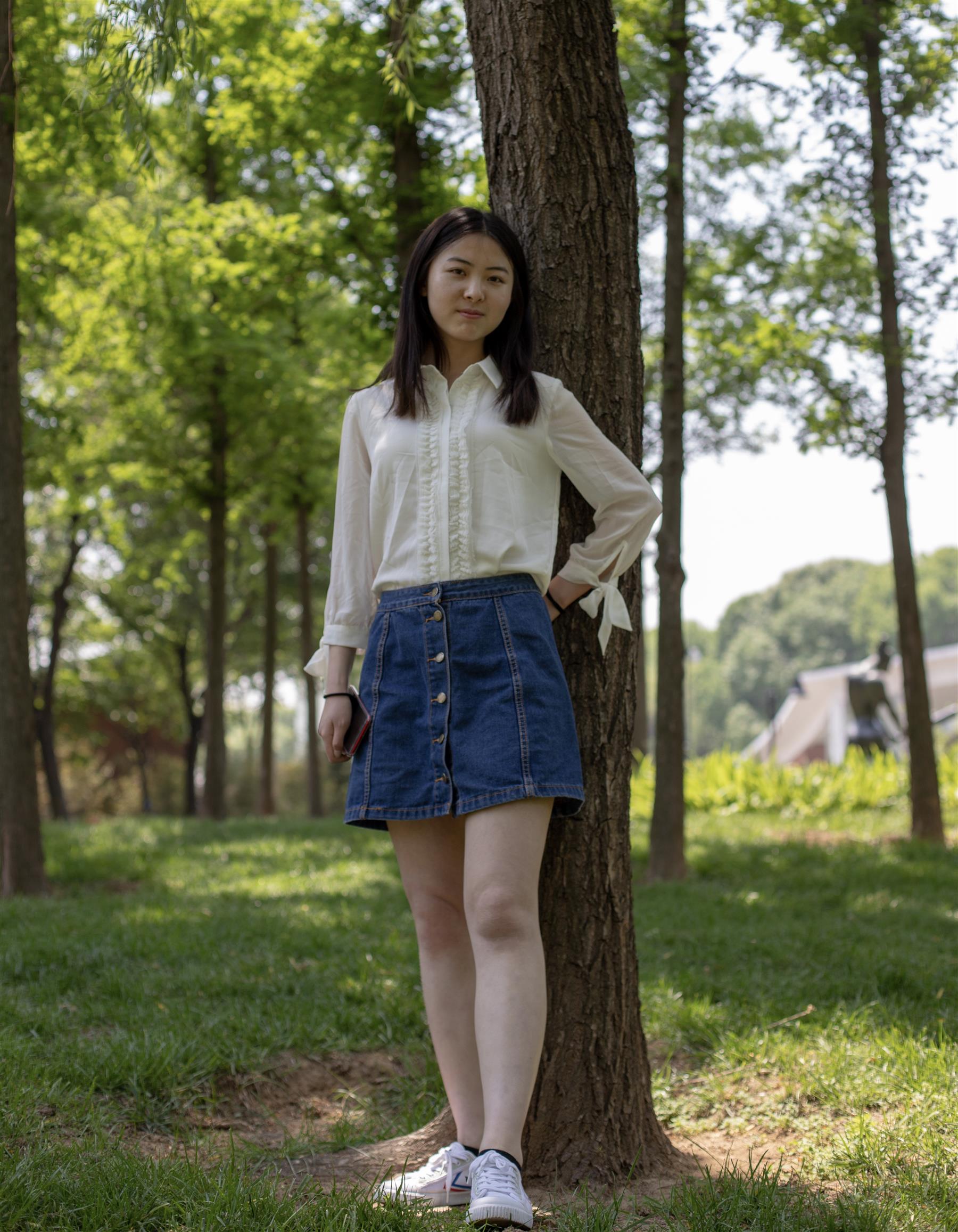 《公园里的白棉袜脚丫》作品图