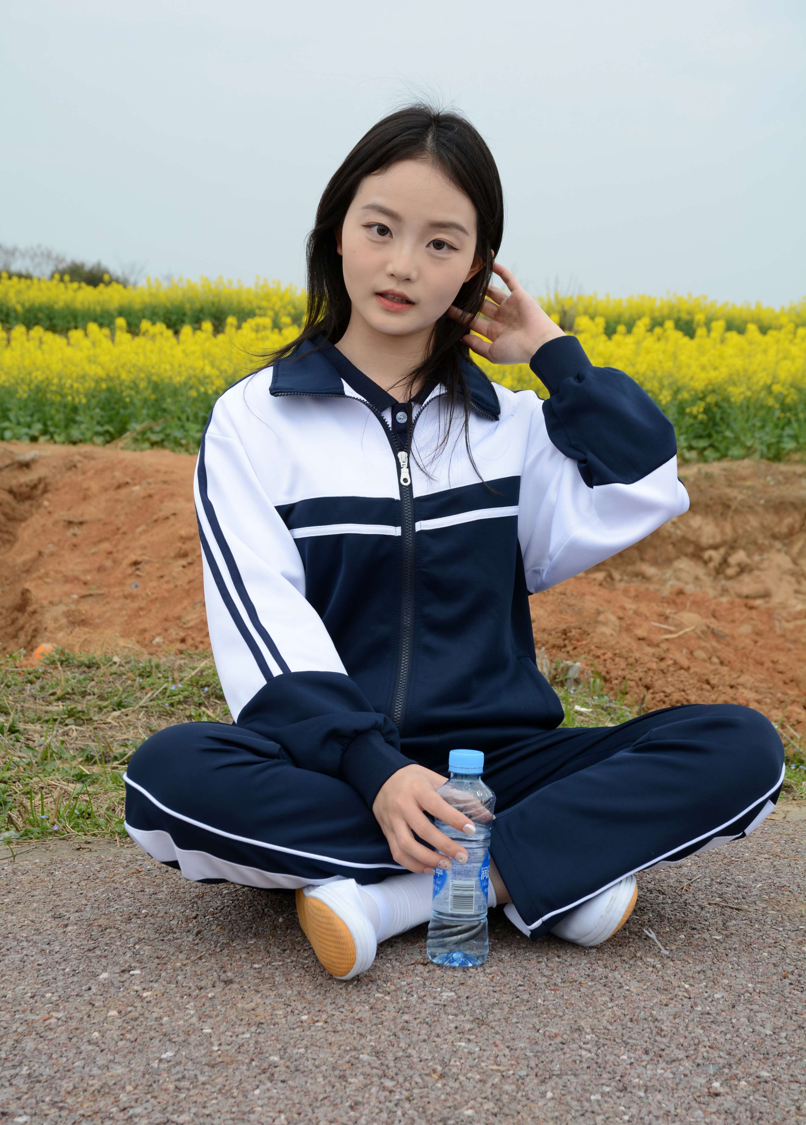 《双双 油菜花地》作品图