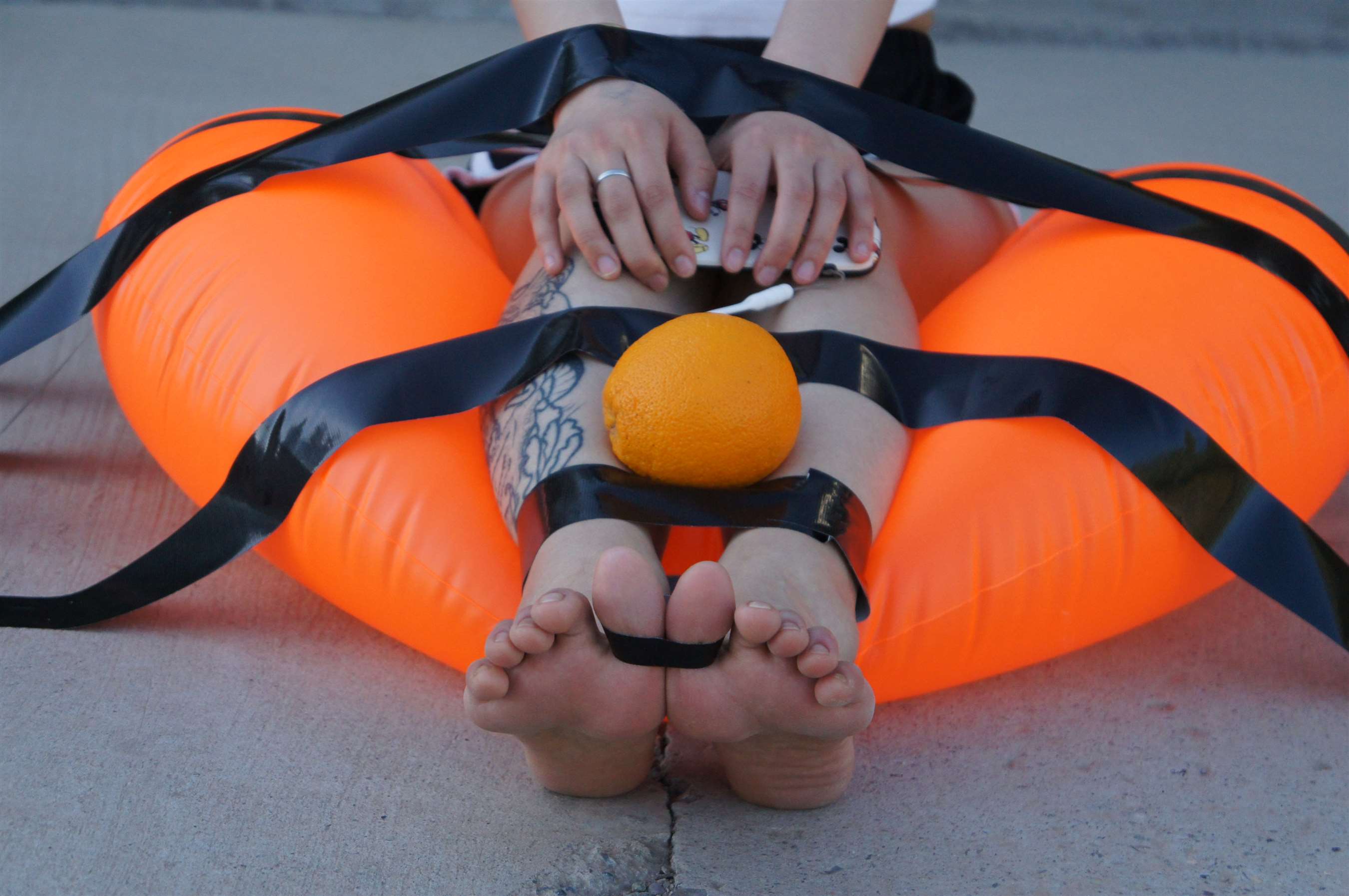 《热裤裸足玩橙子》作品图