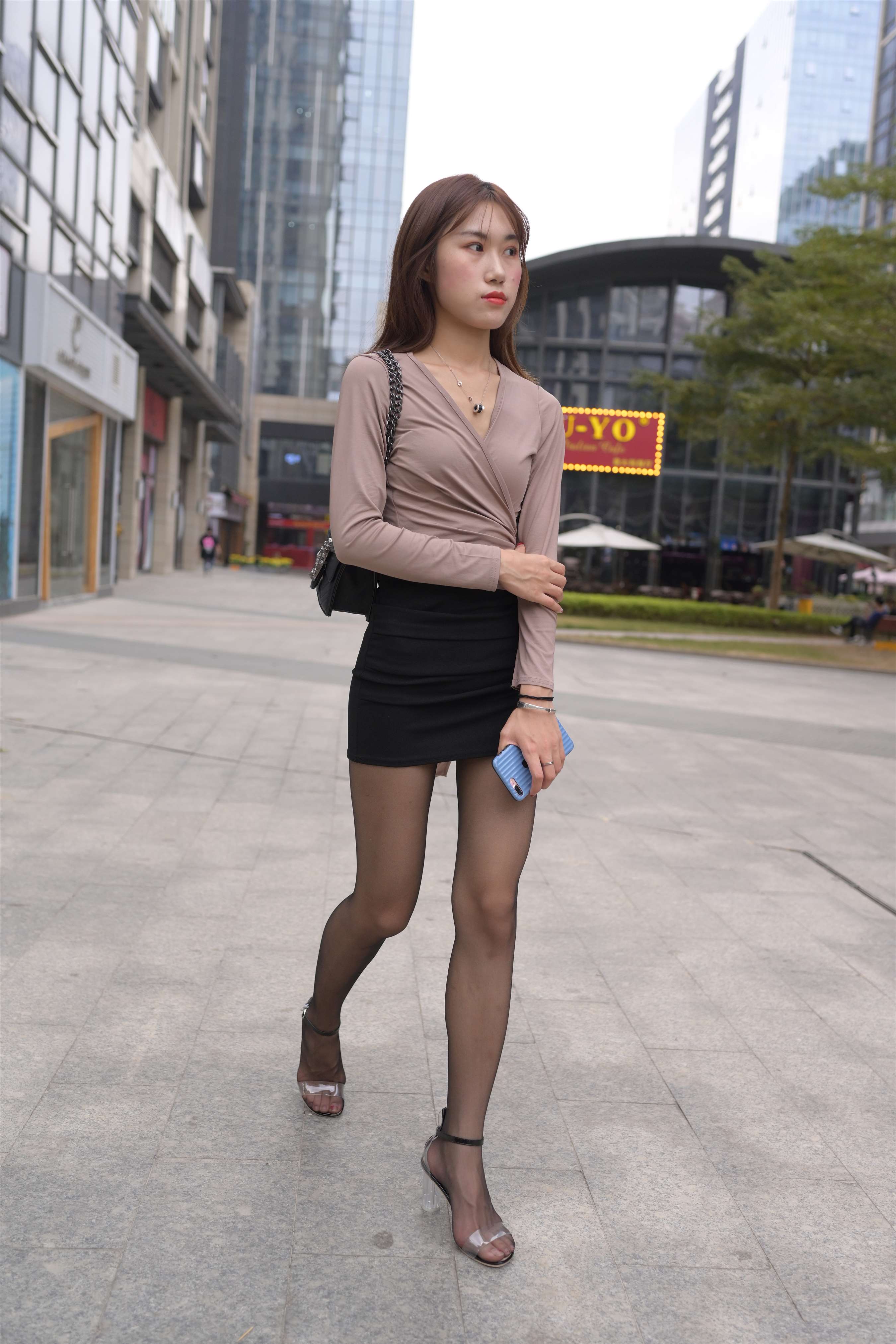 《包臀裙の黑丝脚》作品图