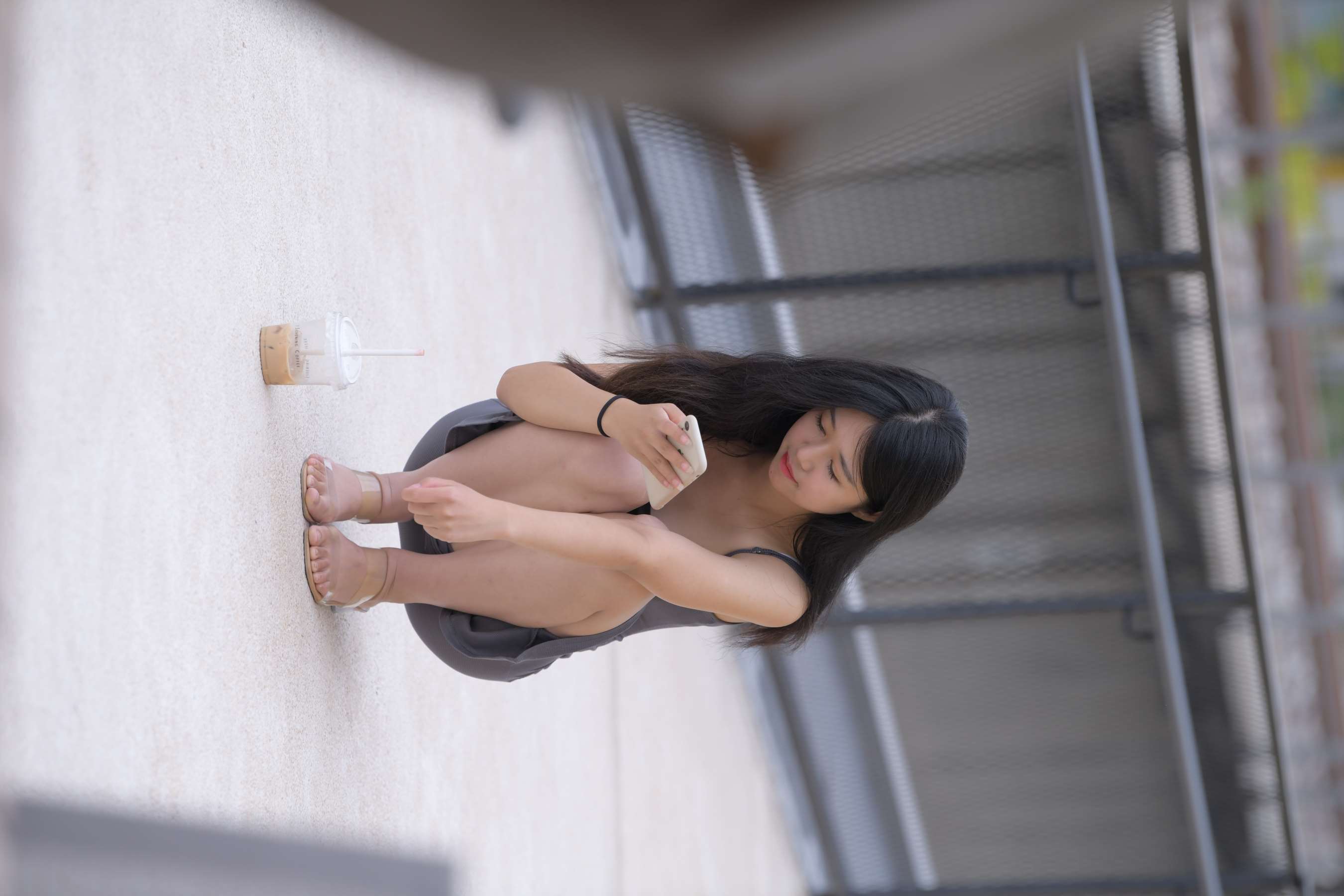 《灰裙小姐姐高跟の嫩足》作品图