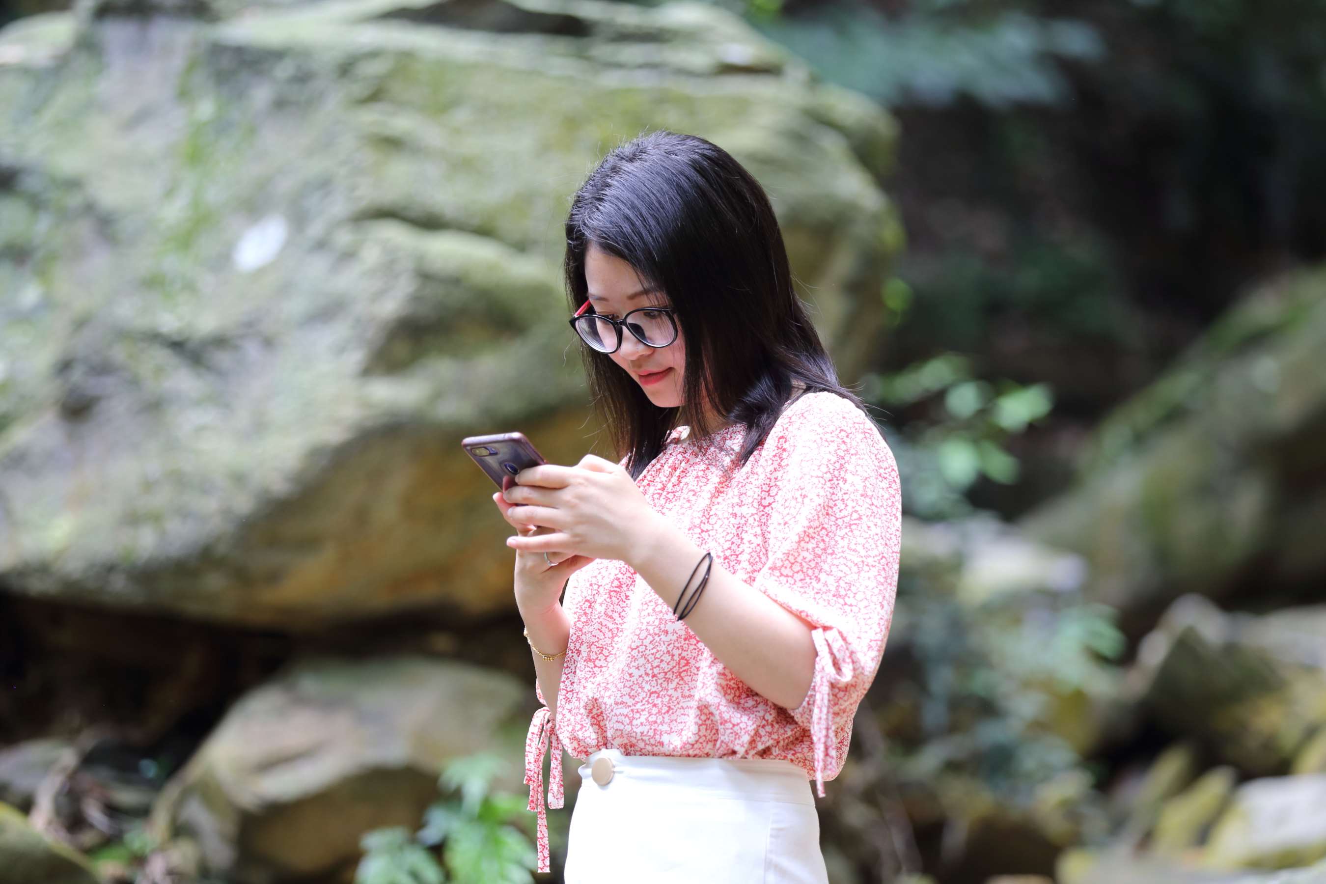 《漂亮短发眼镜学妹蕾丝船袜小白鞋》作品图