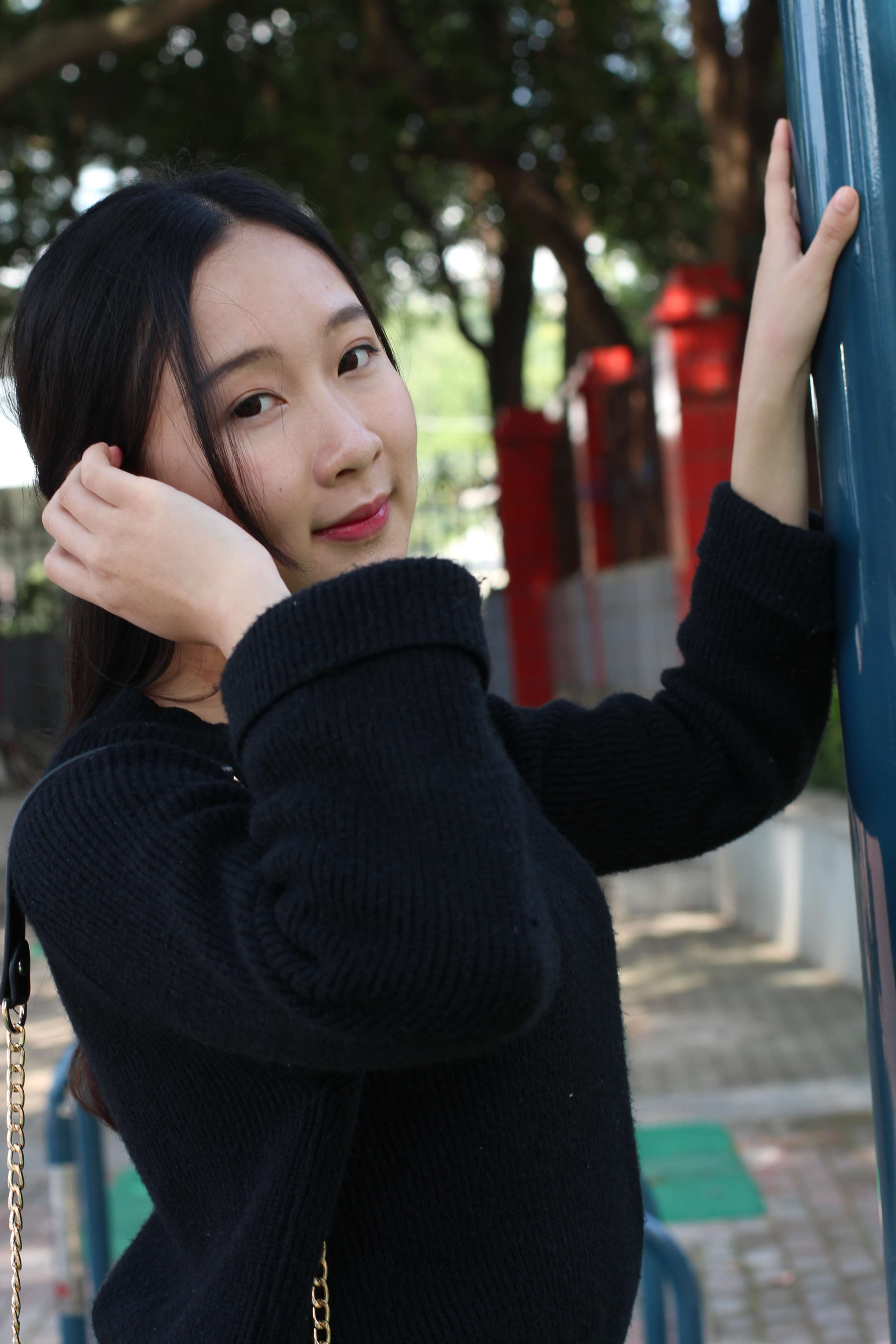 《公园板凳上小姐姐的裸足》作品图