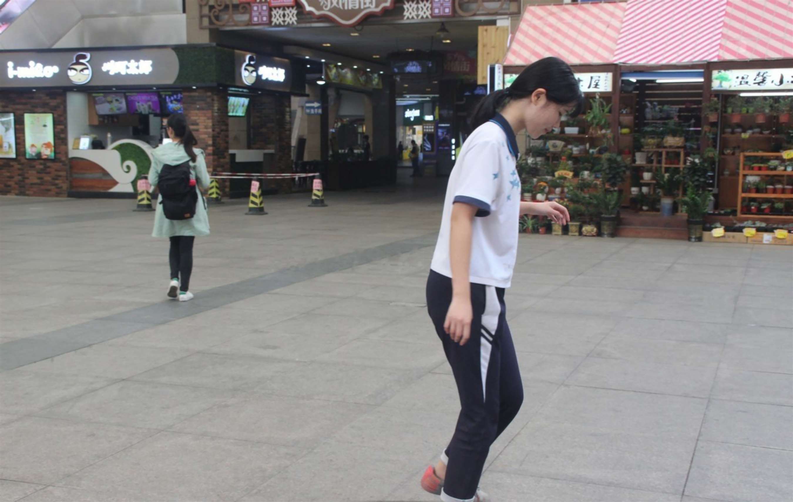 《草地上的青春》作品图