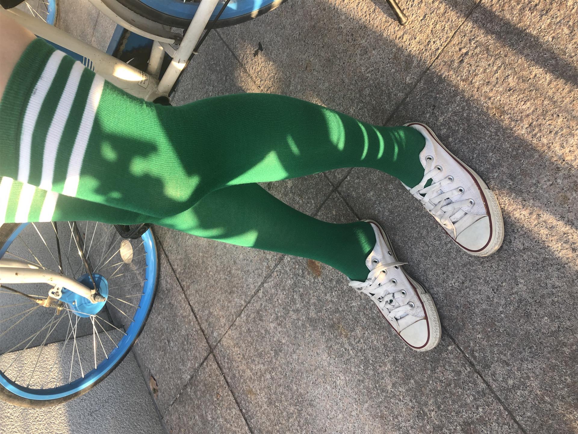 《学姐帆布鞋の长绿袜子+3个视频》作品图