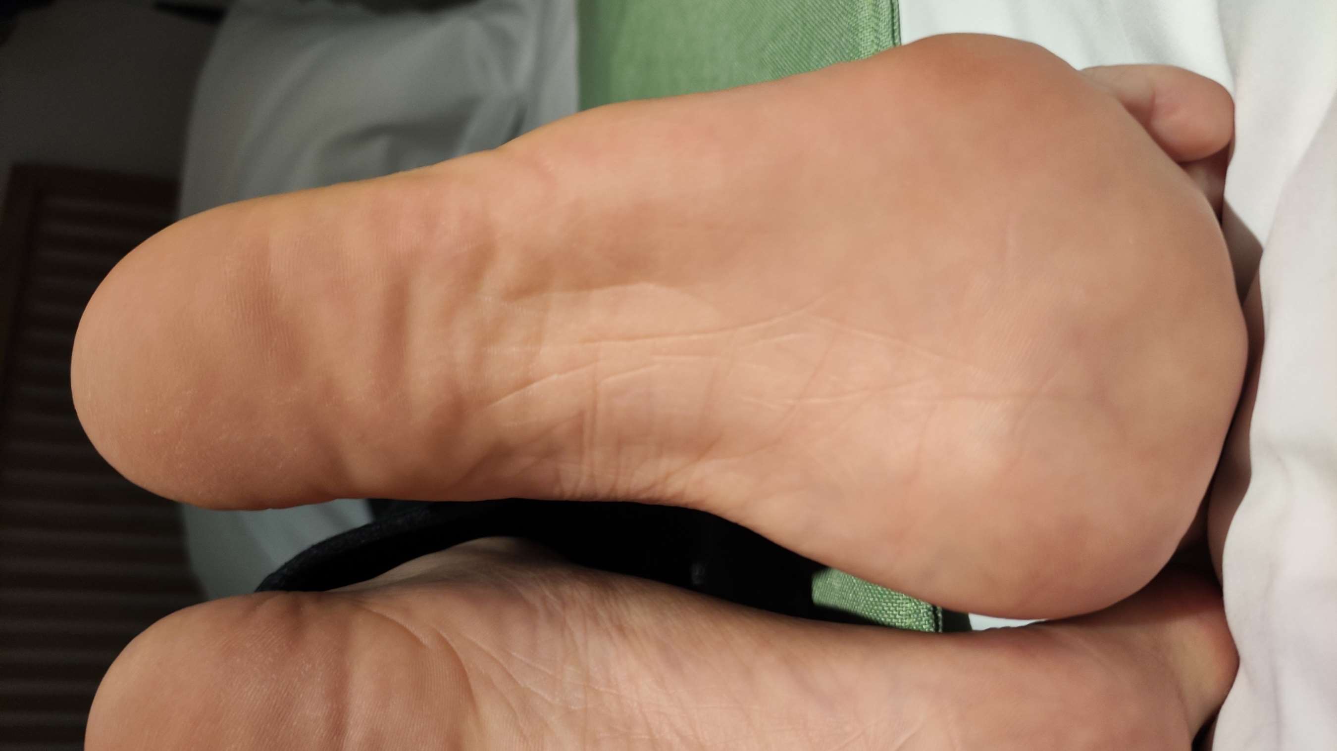 《雪碧约拍，脚底涂鸦，洗刷脚底，牙签，叉子，妹子笑声非常可爱》作品图