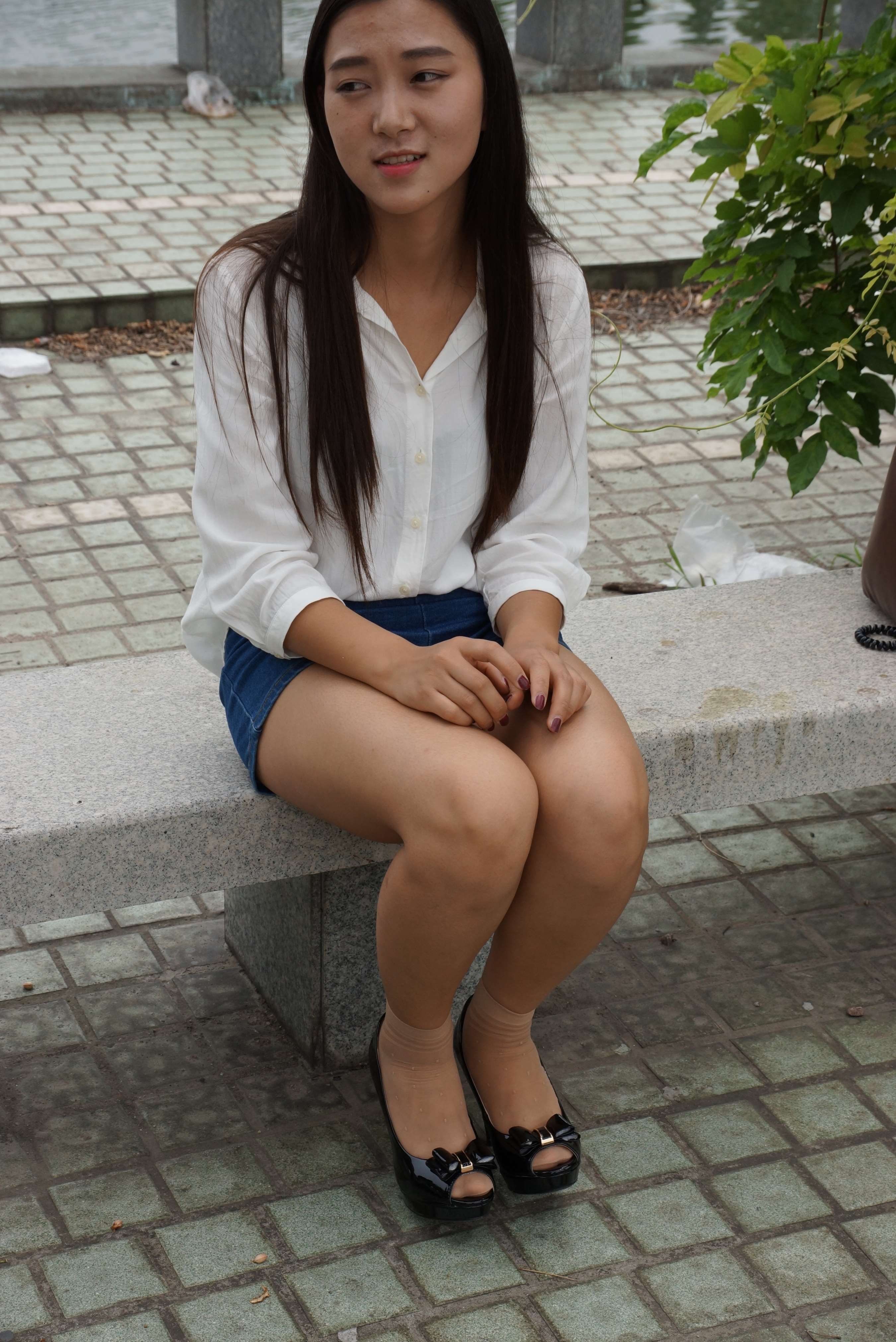 《光脚实在难受,包里的丝袜派上用场了》作品图