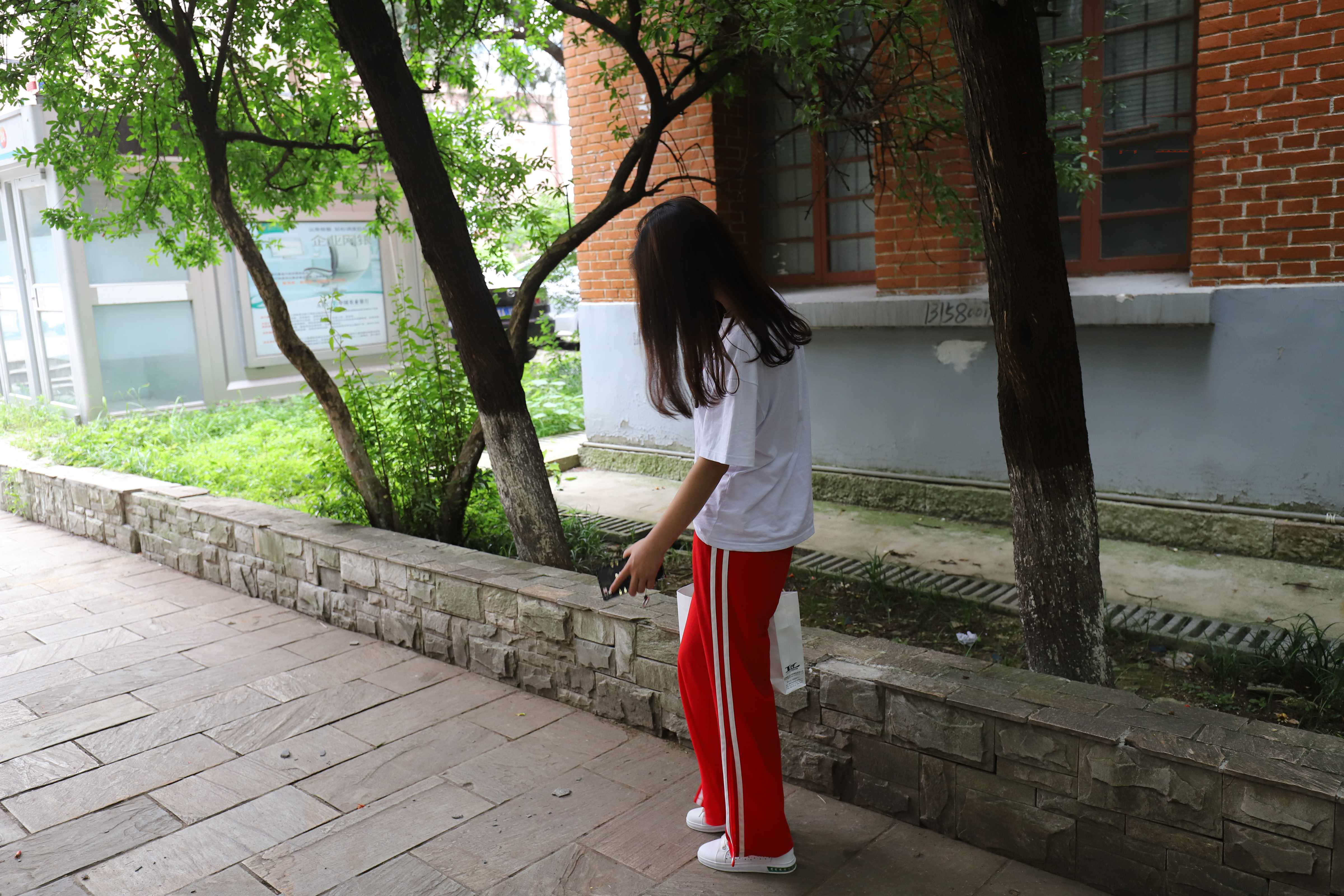 《学妹红裤船袜脚丫》作品图