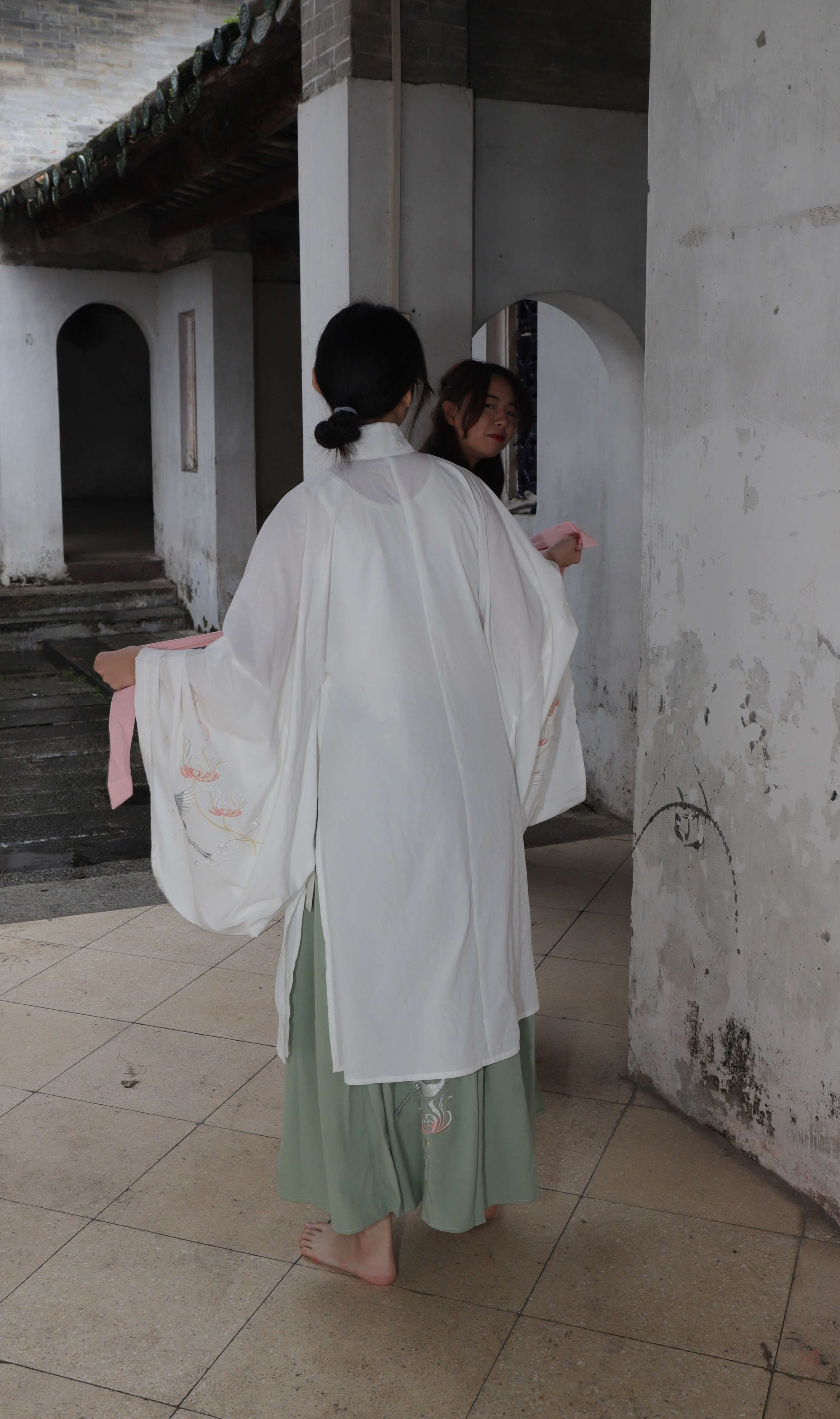 《淇淇与珊珊汉服赤脚游古镇》作品图