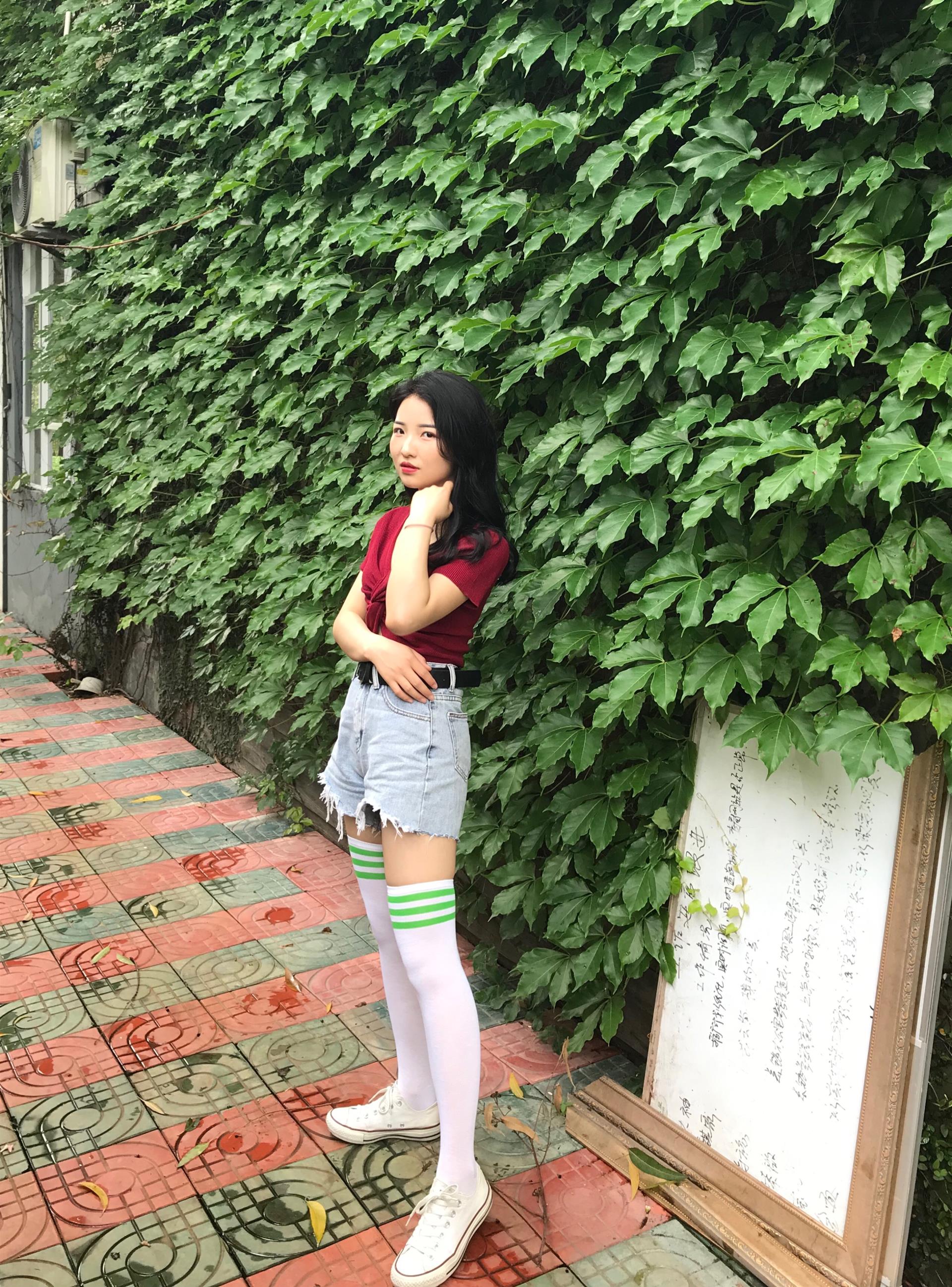 《学妹热裤帆布鞋の棉袜脚丫》作品图