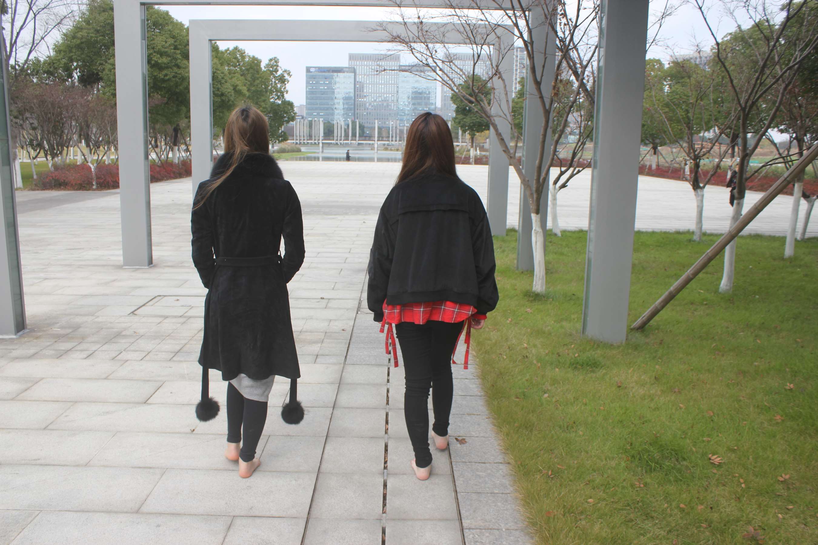 《赤脚两姐妹》作品图