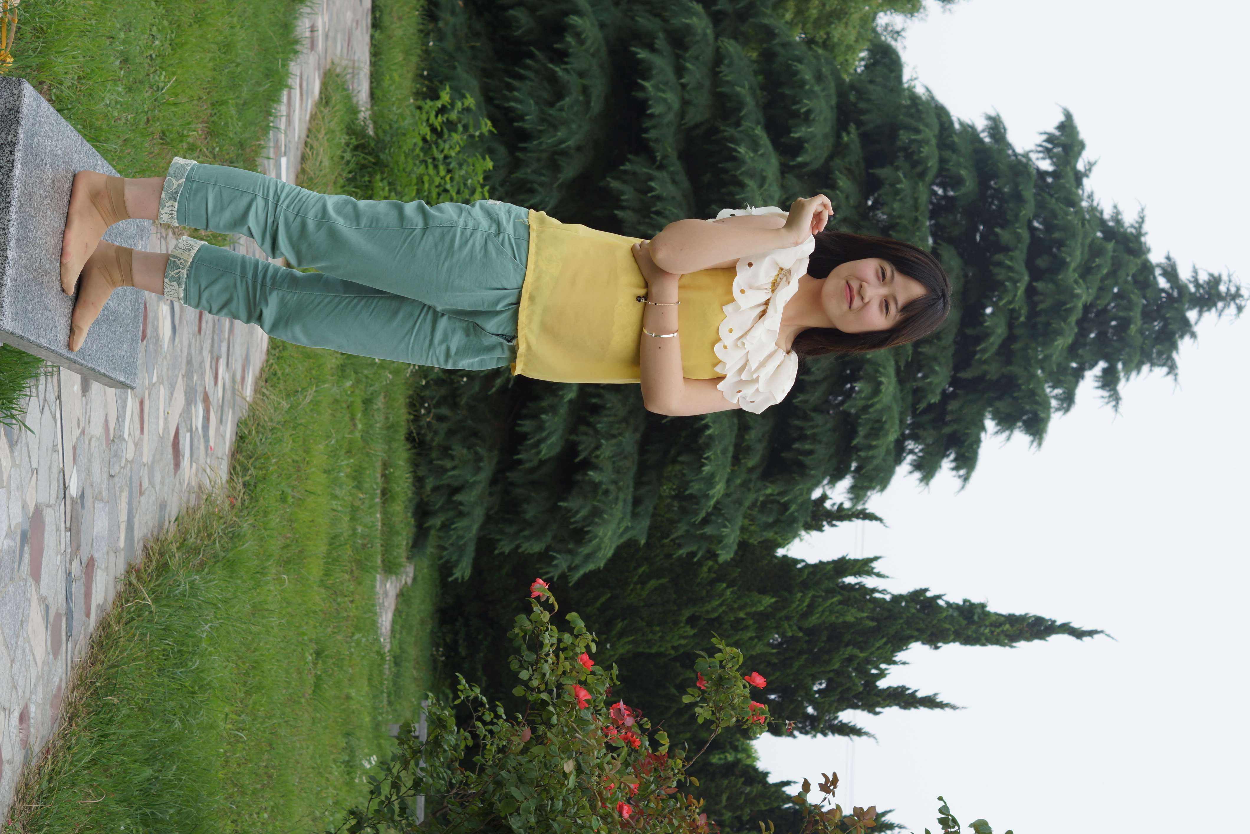 《公园石凳上的短丝脚》作品图