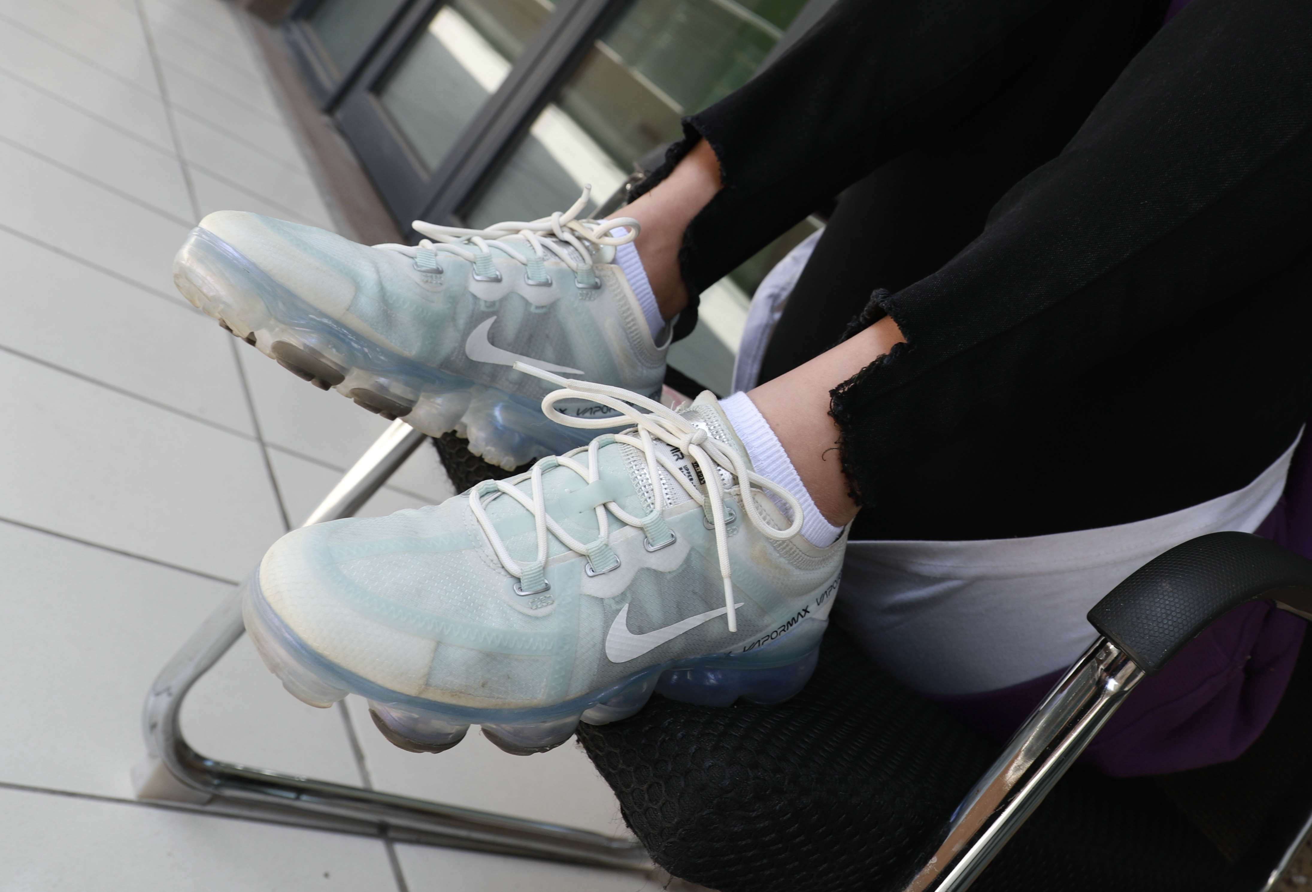 《运动鞋の白棉袜脚》作品图