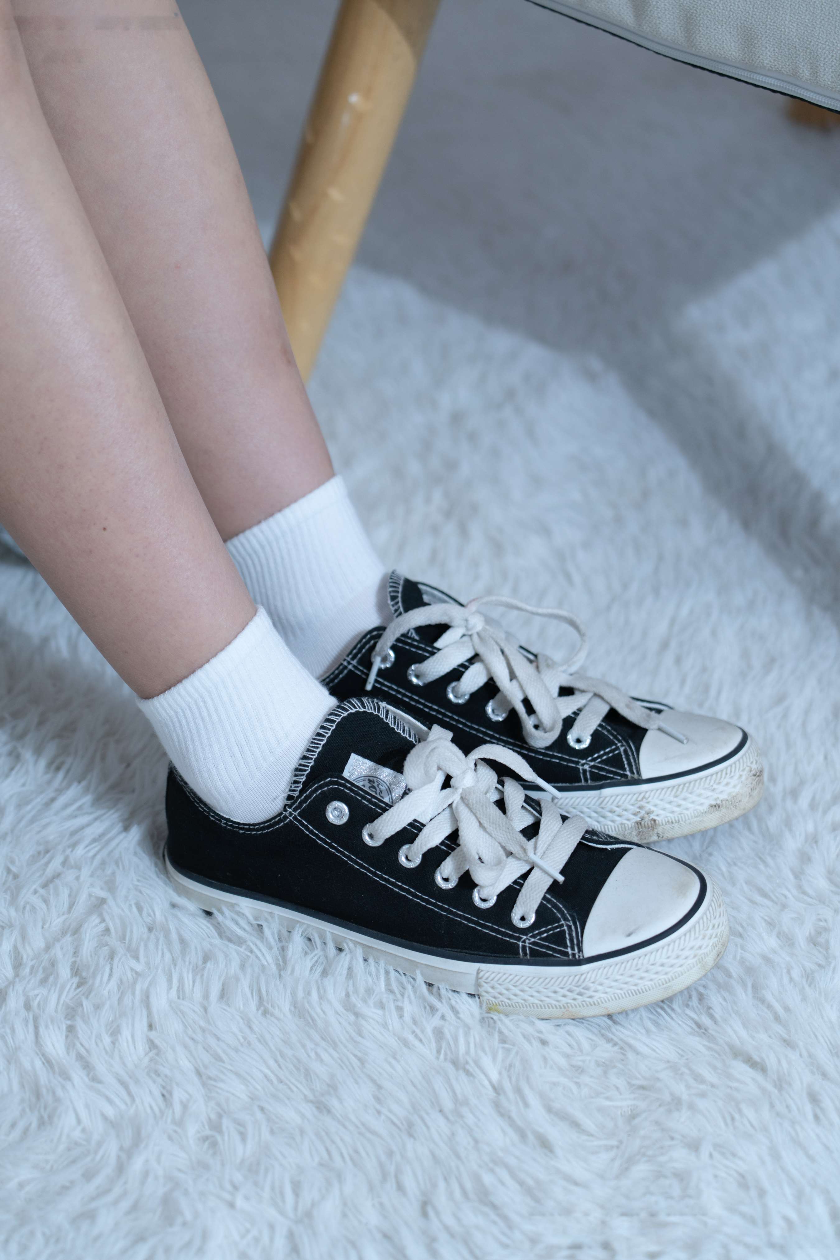 《筱筱-帆布鞋、白棉袜、裸足》作品图