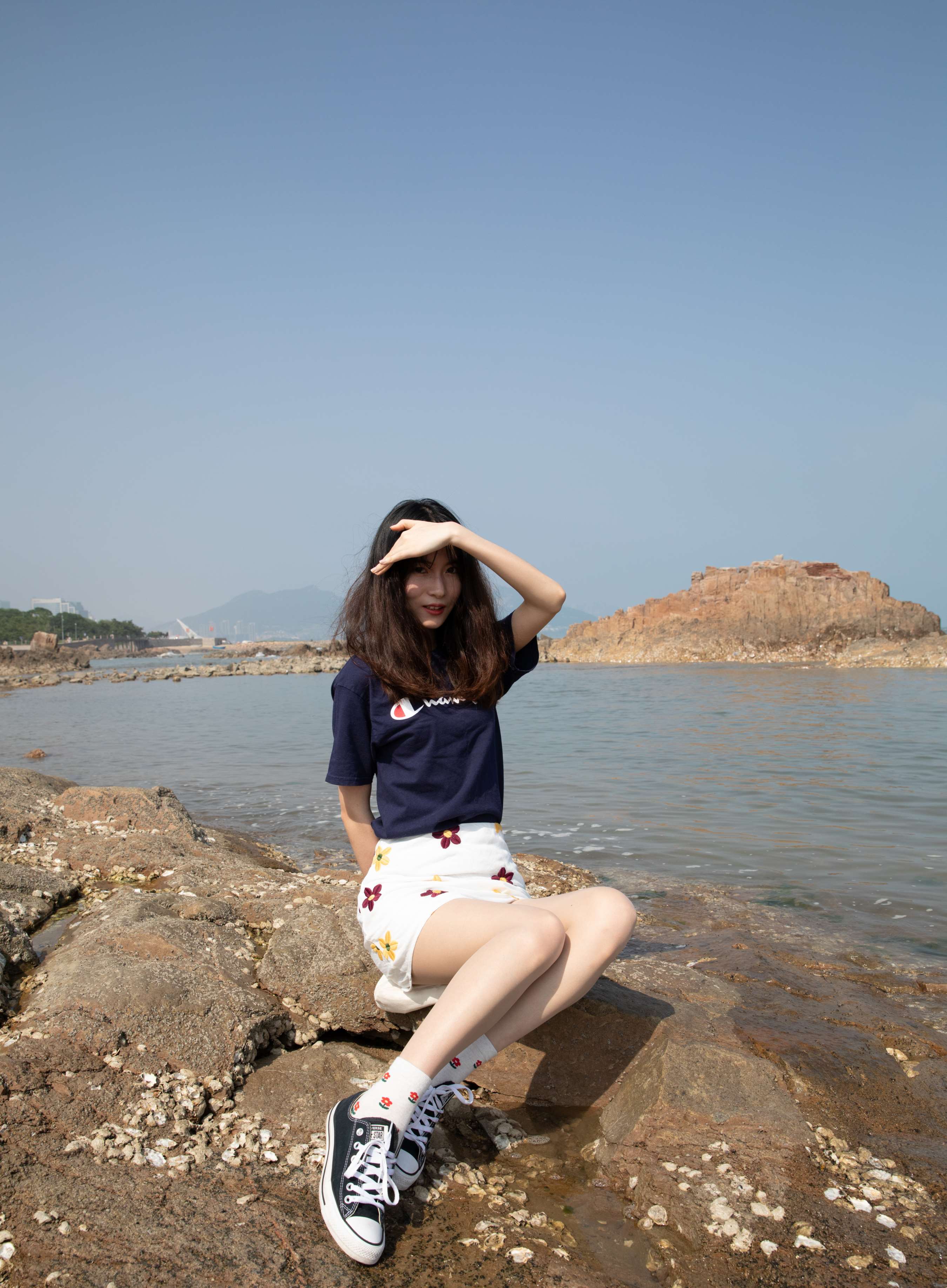 《小姐姐海边展丝足》作品图