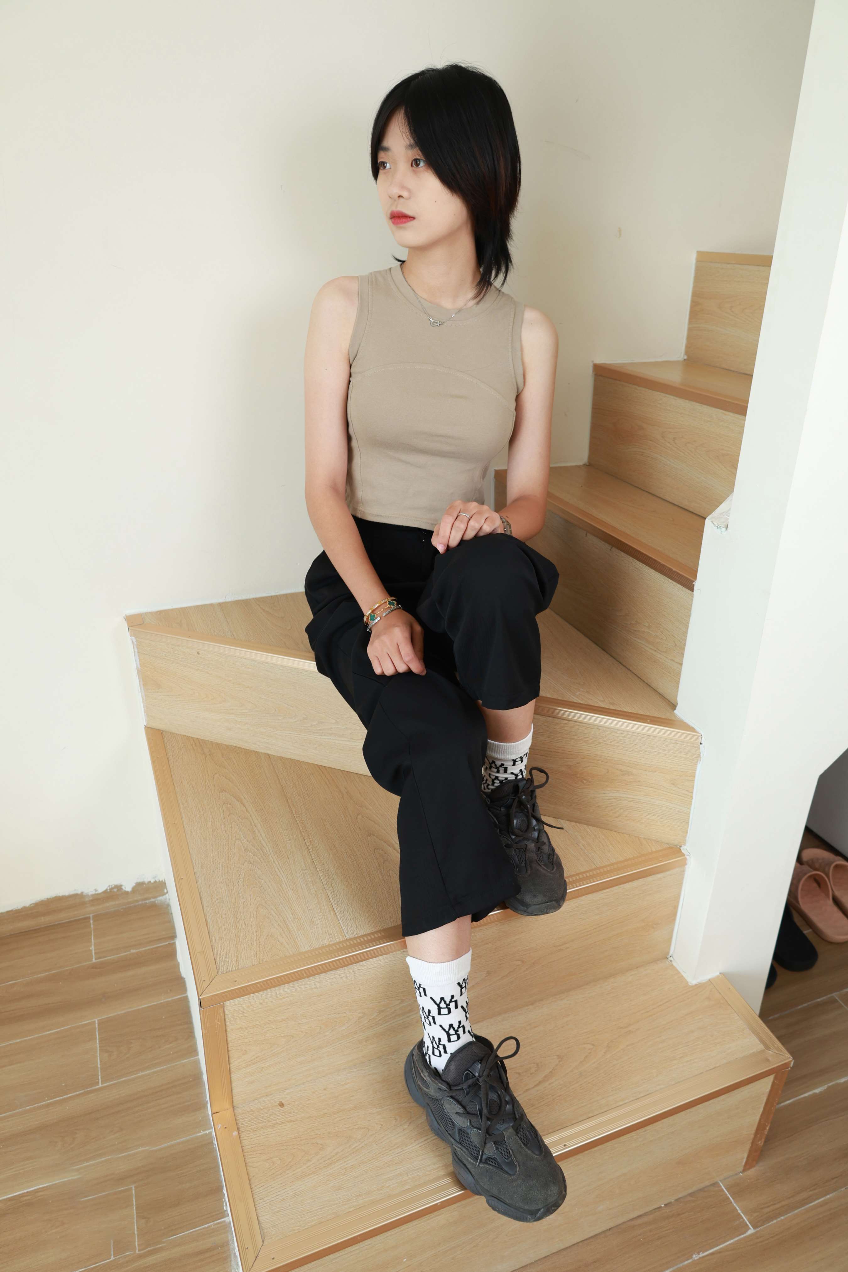 《小姐姐脱运动鞋の白棉袜》作品图