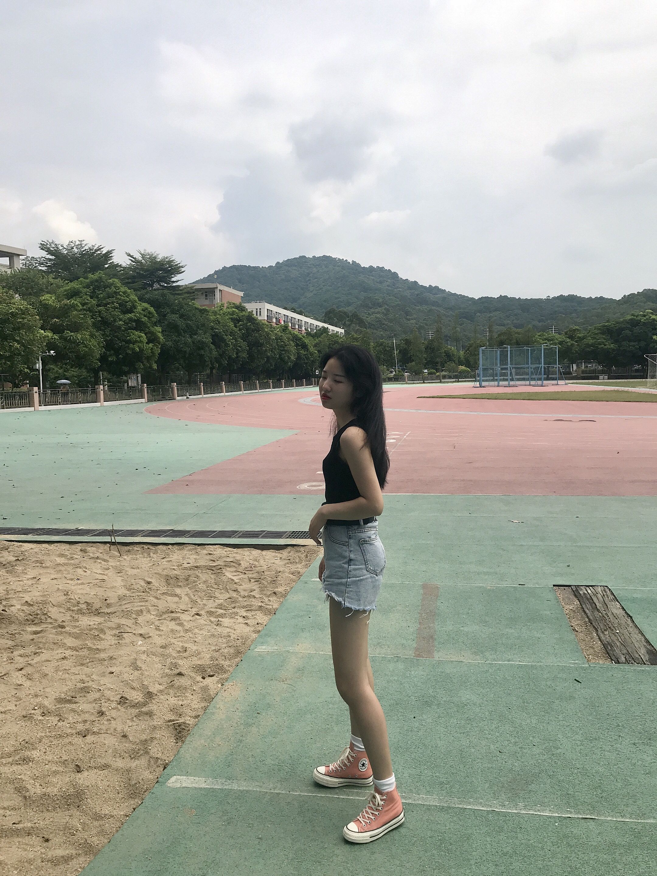 《热裤学妹操场上的棉袜脚+视频2部》作品图