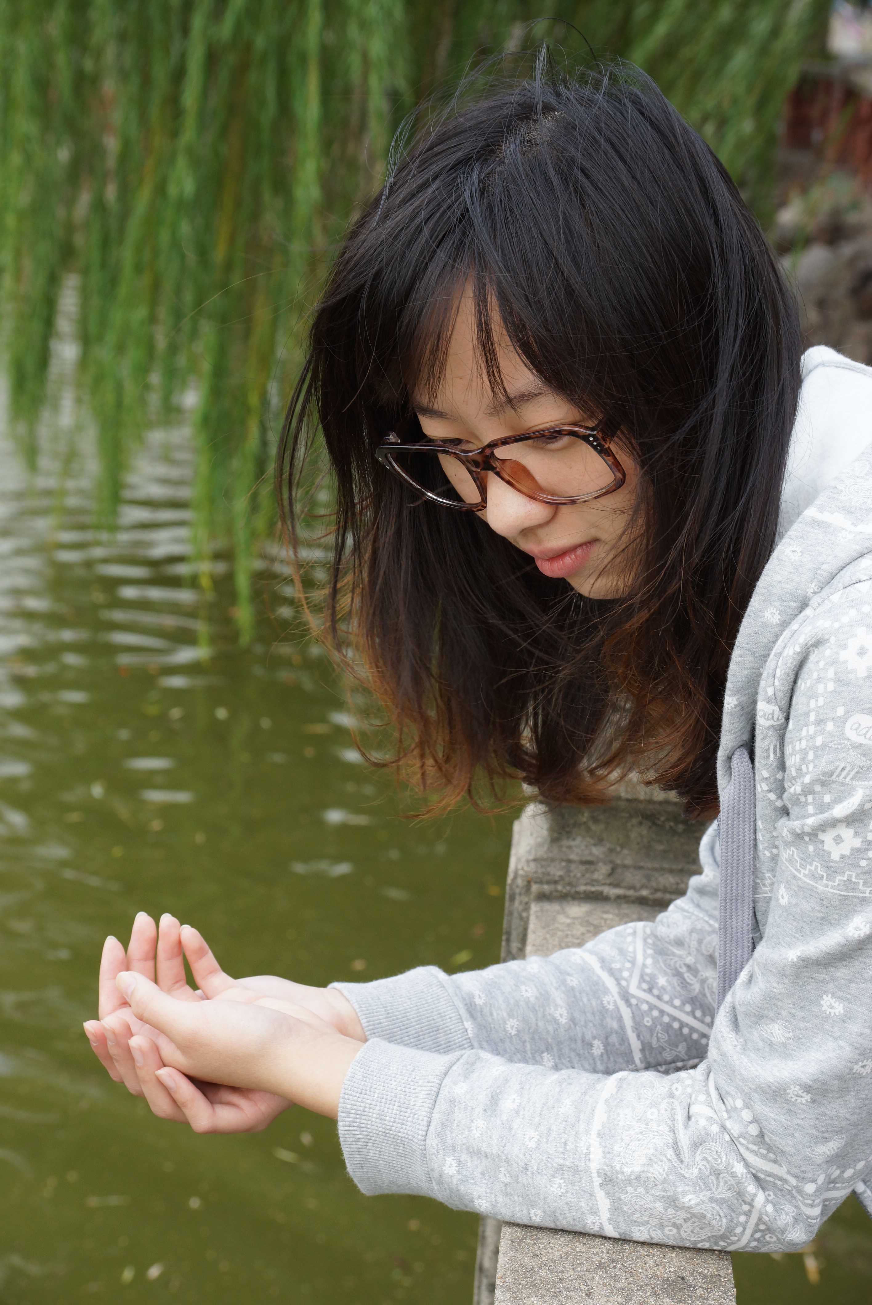 《眼镜妹的马丁靴配短肉丝》作品图