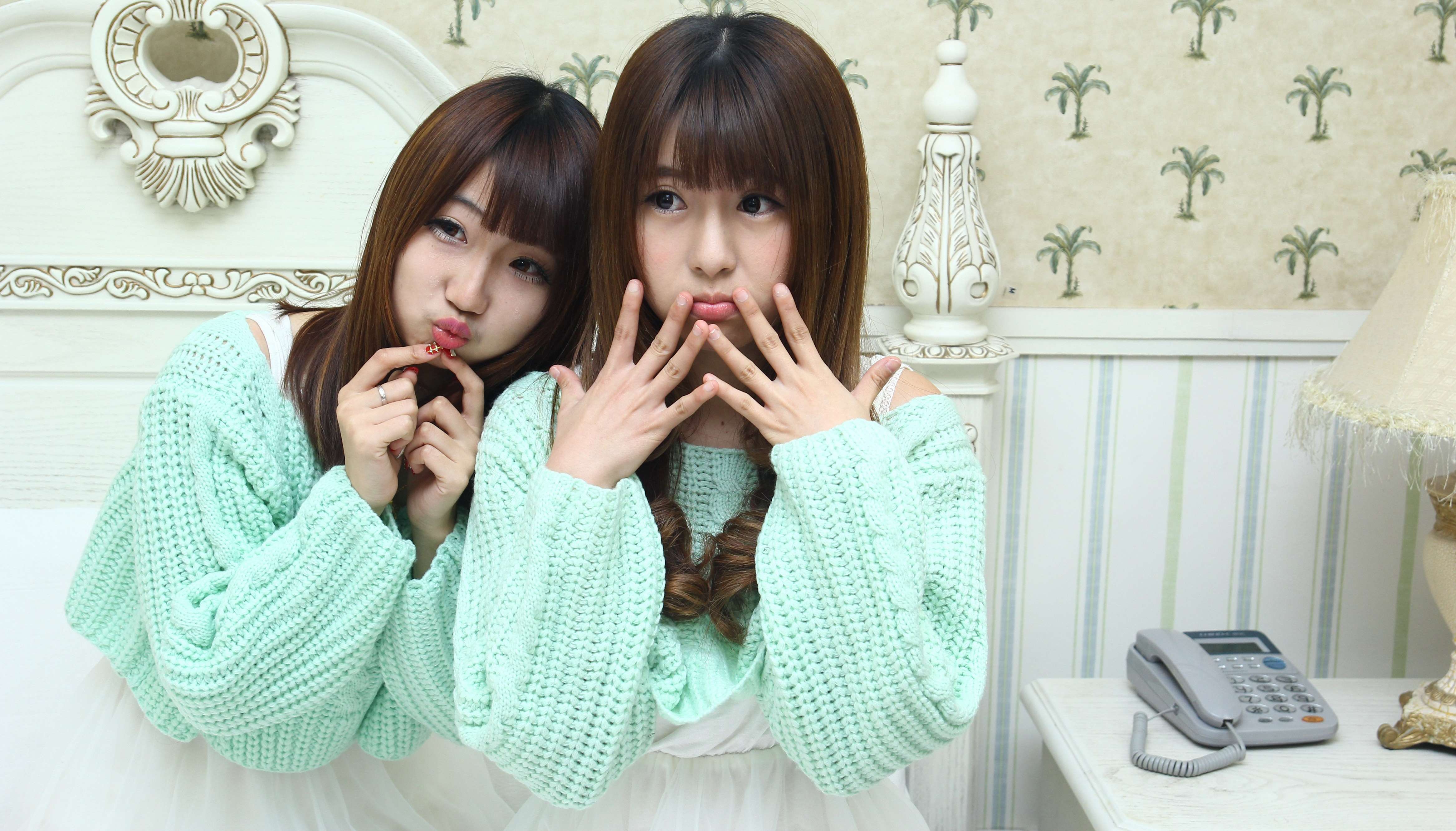 《毛衣姐妹互jio》作品图