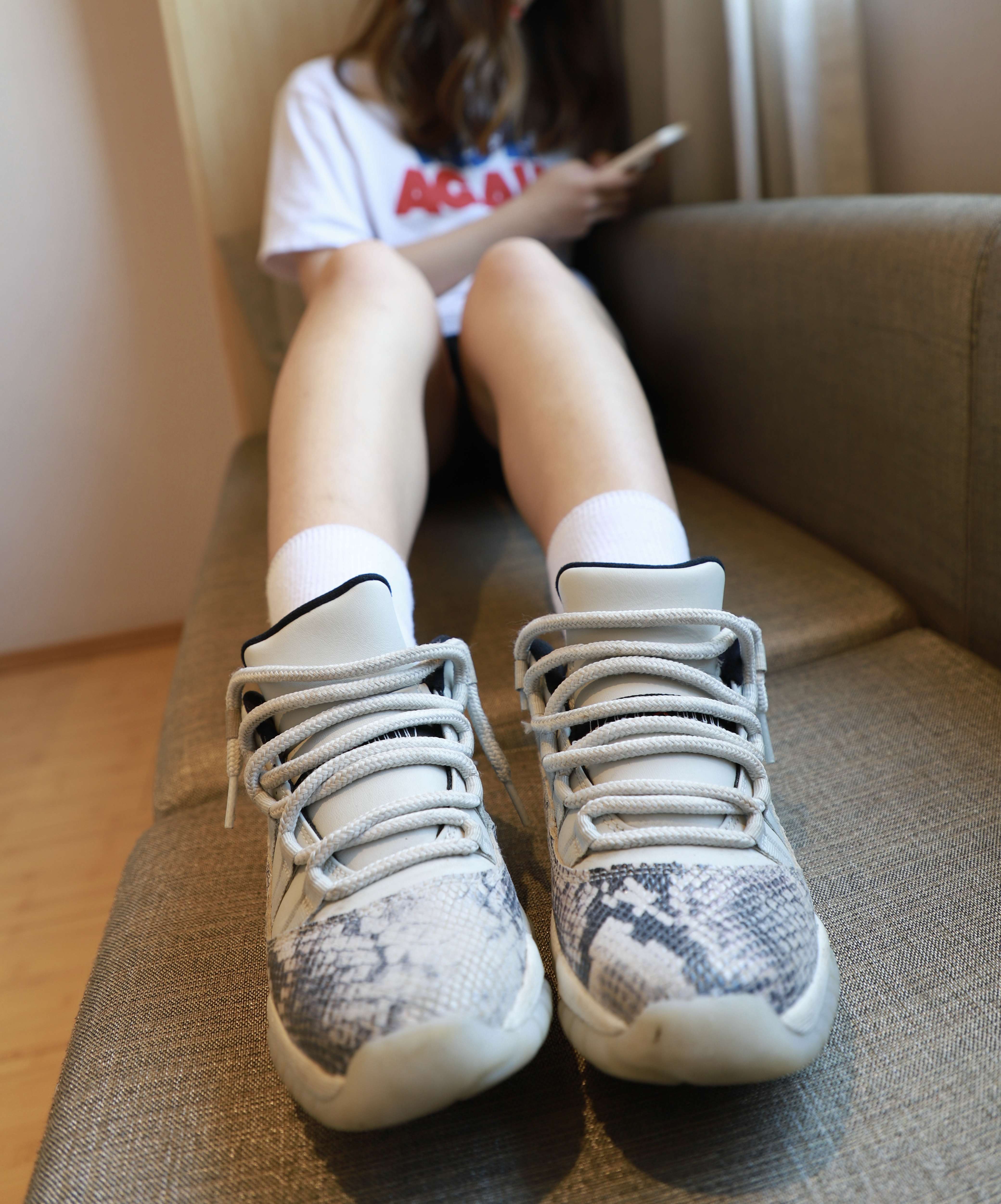 《运动鞋の棉袜少女》作品图