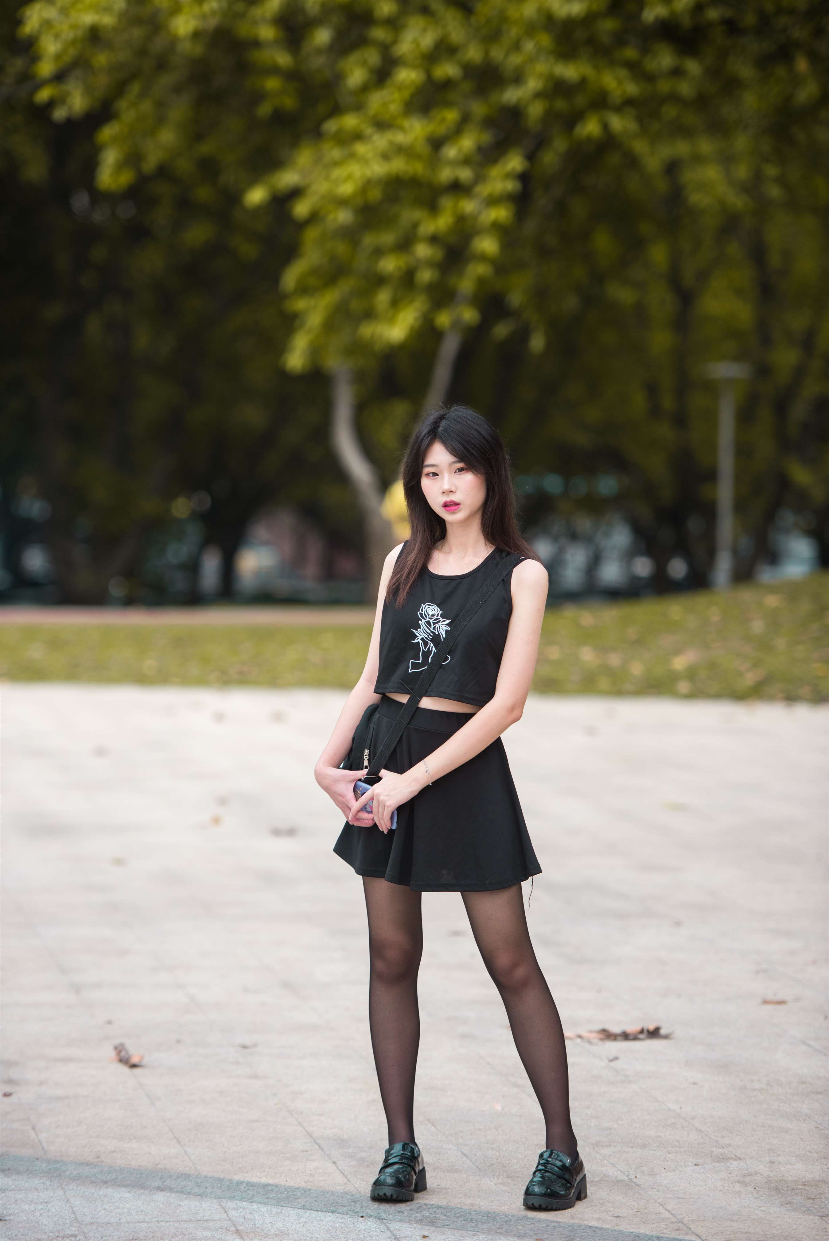 《绿道上的黑丝脚》作品图