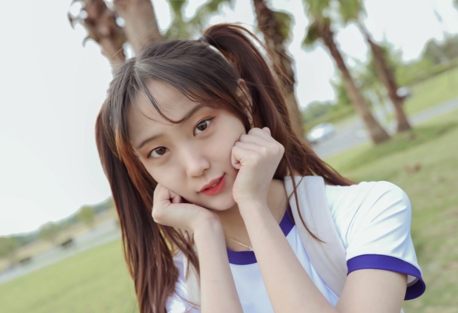 《嫩足踏青》作品图