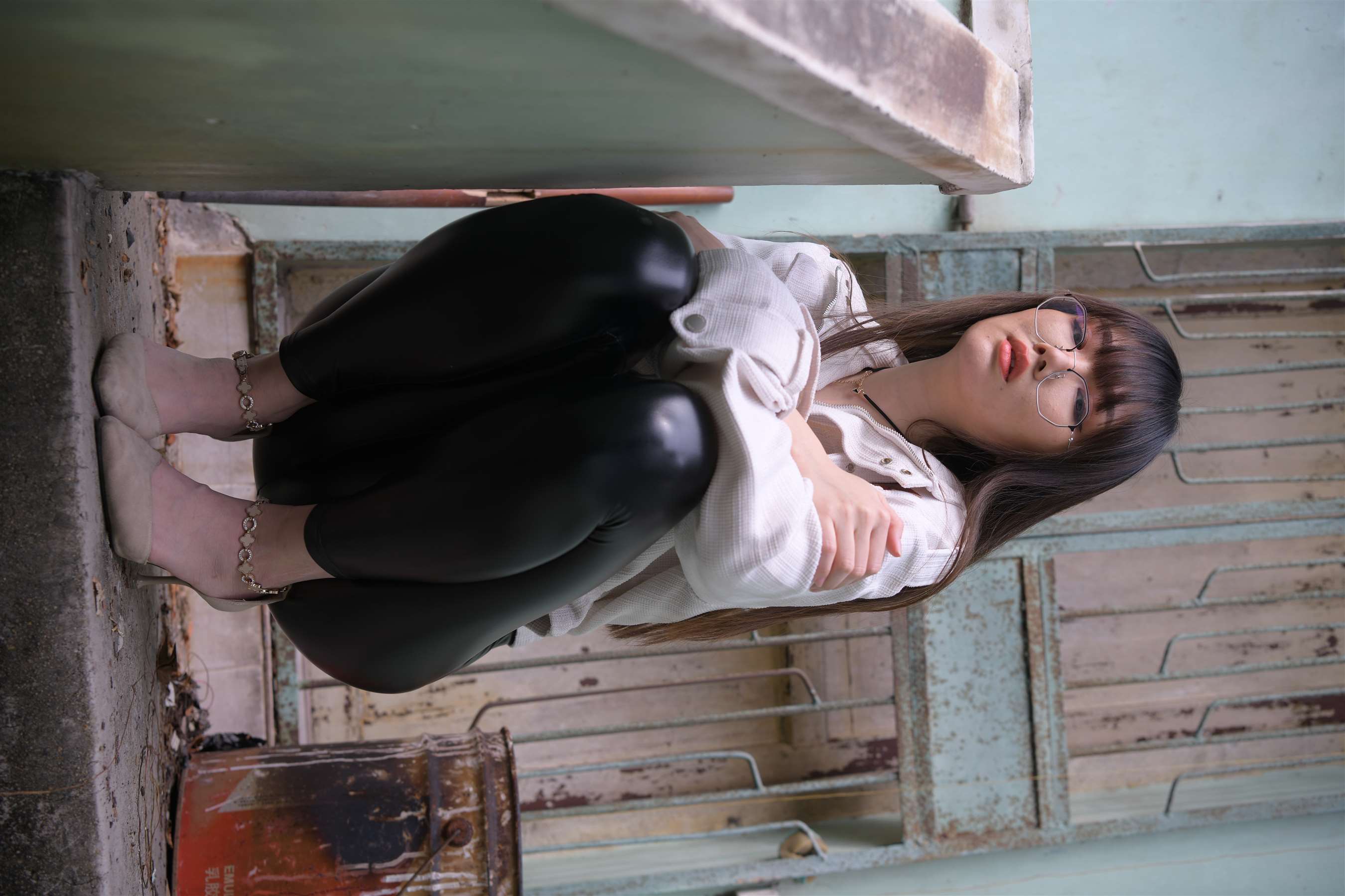 《皮裤の高跟裸足》作品图