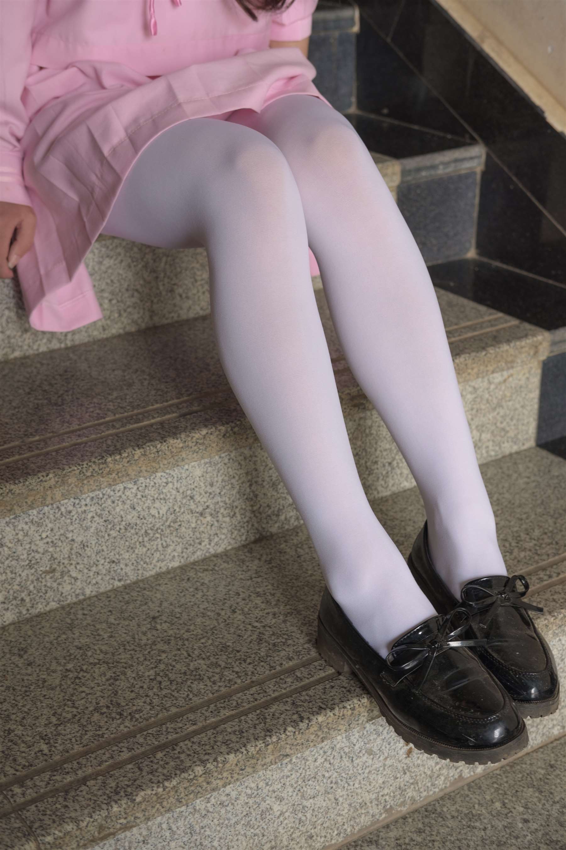 《学妹皮鞋の白丝脚丫+视频1个》作品图