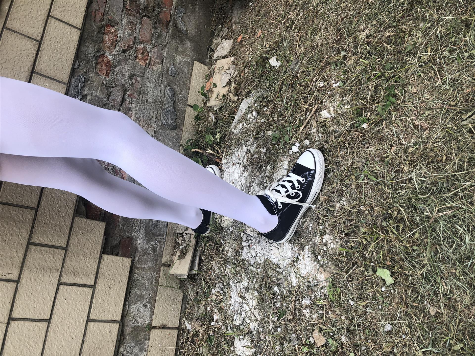 《邻班小姑娘的帆布鞋の白丝袜脚丫+2个视频》作品图