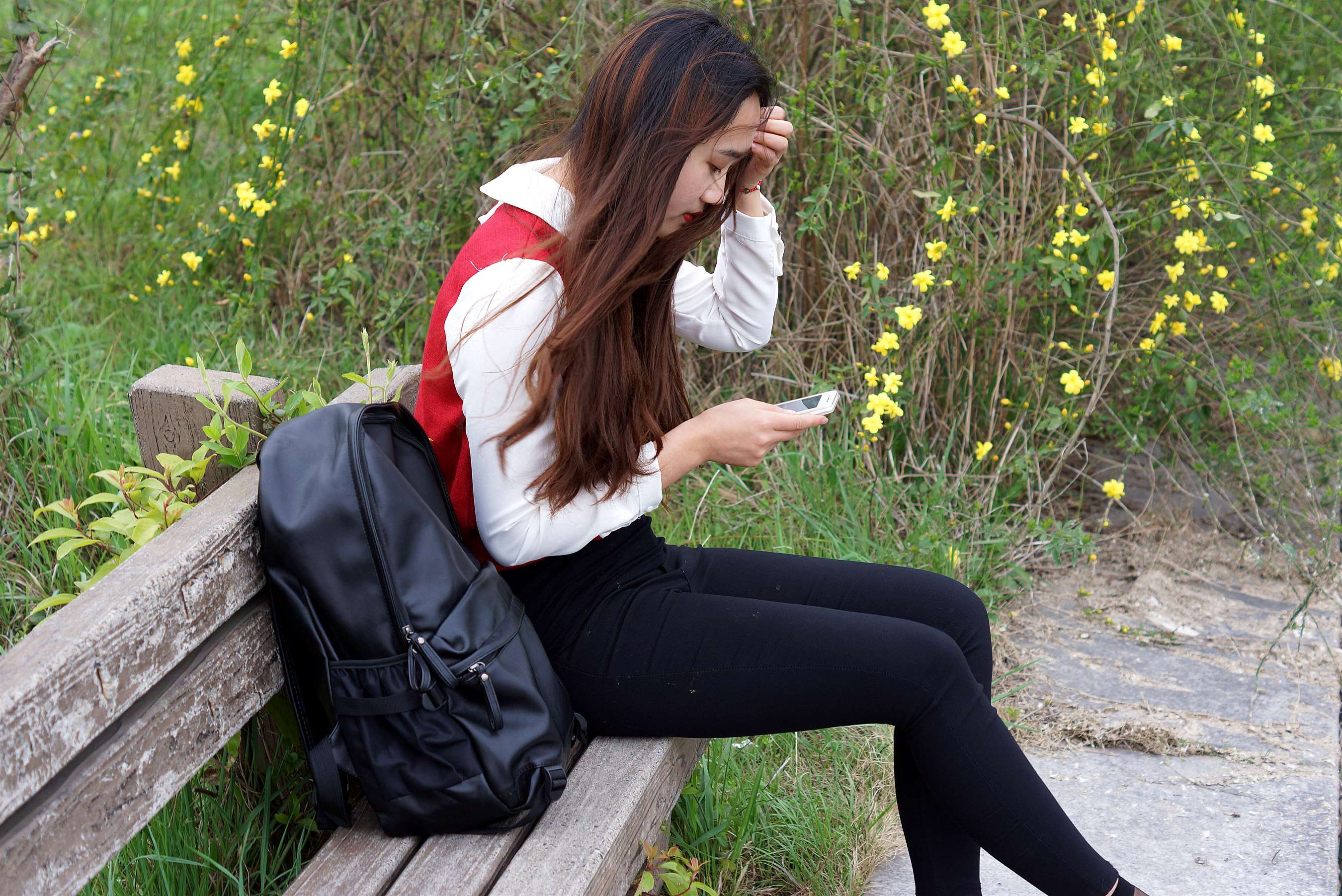 《妹子一坐下来就脱鞋透气》作品图