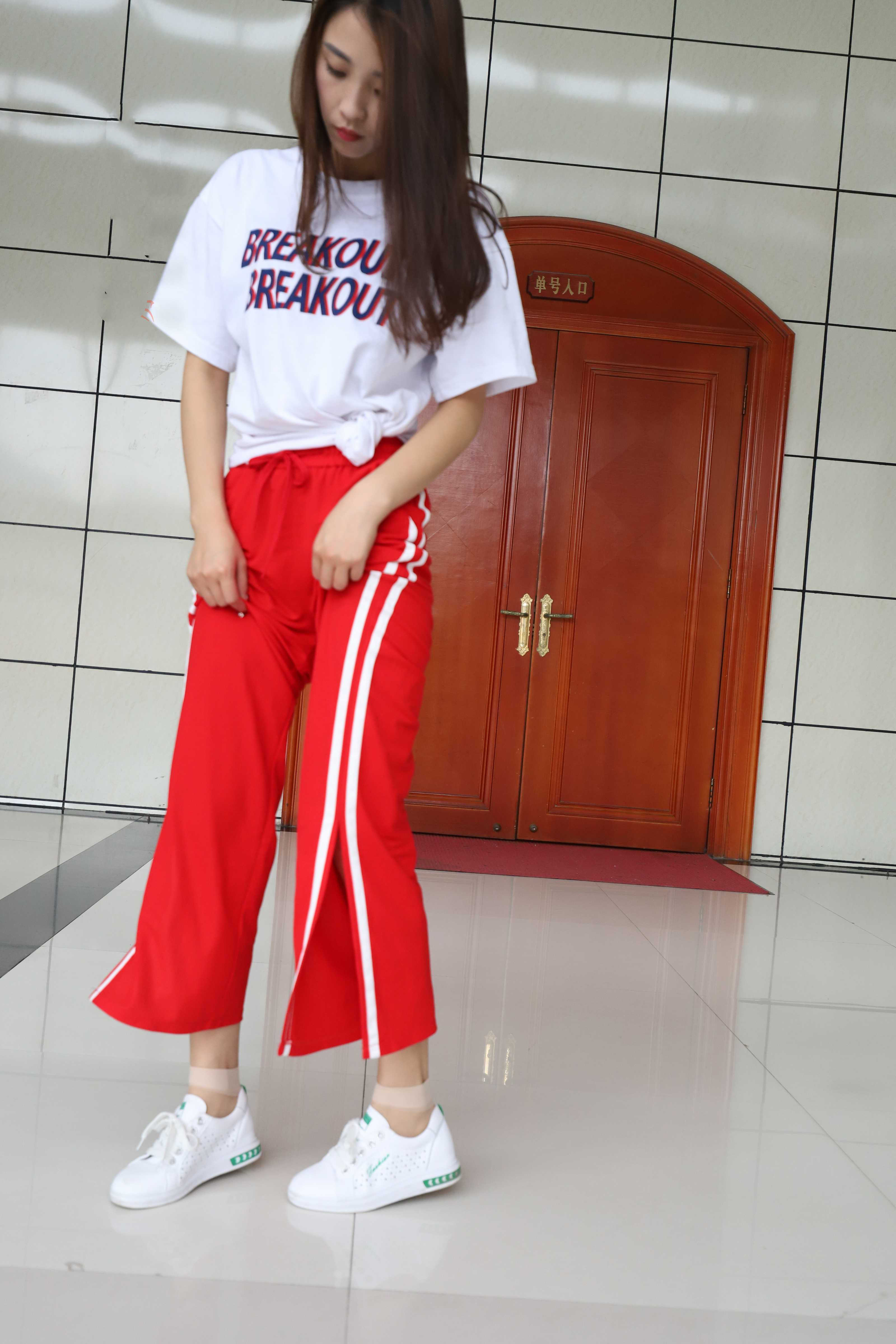 《学妹红裤肉丝袜の裸足脚丫+视频一部》作品图